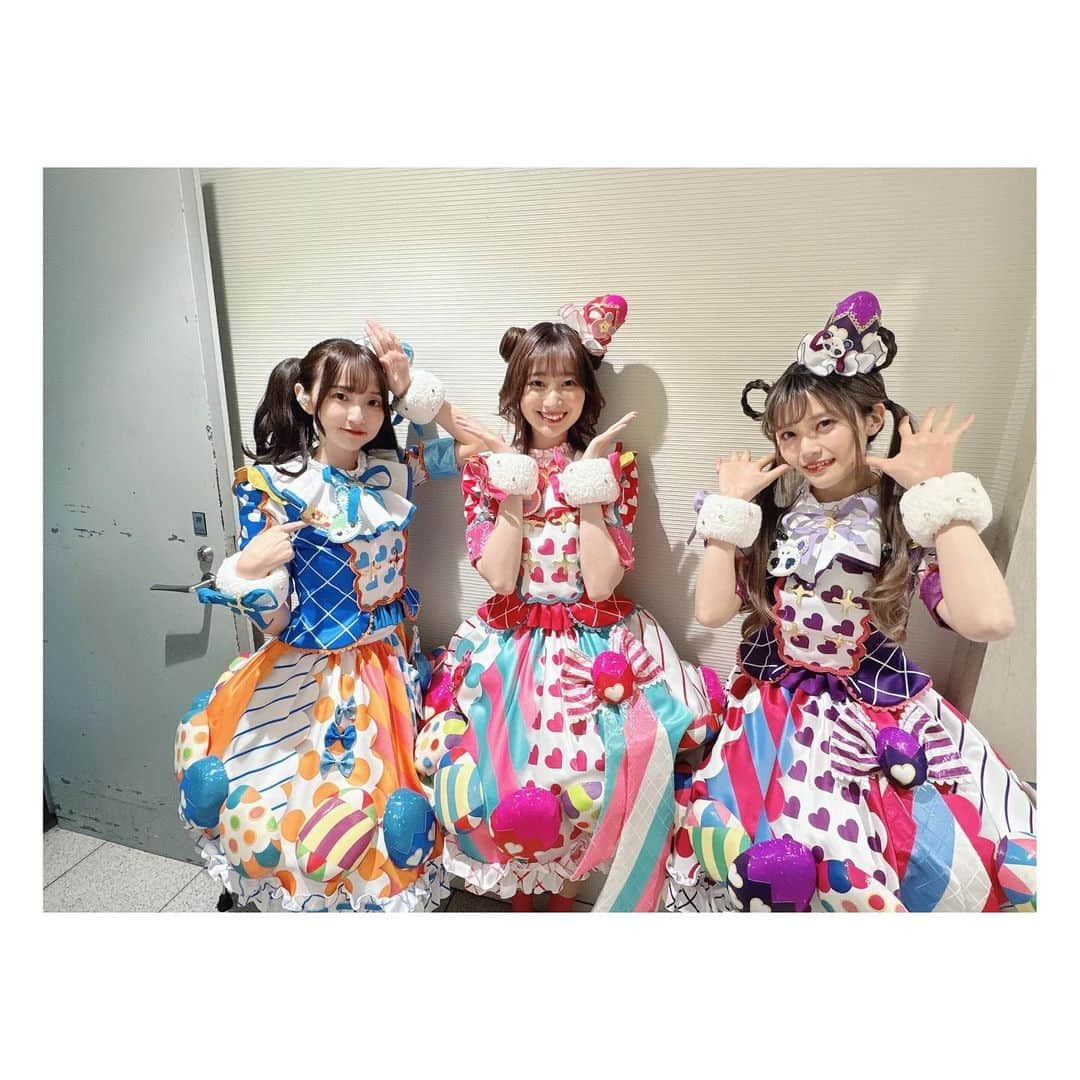 田中美海さんのインスタグラム写真 - (田中美海Instagram)「2023.12.3⛄️ ⁡ 『プリパラ&キラッとプリ☆チャン&ワッチャプリマジ！ウィンターライブ2023』 ⁡ こちら真中のん、ラビリィ役で出演させていただきましたー！🐰 ⁡ 今回はゴーゴーマスコッツではじめに登場！なんと！！プリマジのマナマナーズの皆さんと作品の垣根を超えてコラボさせていただきましたーー！！ 私たちは『チェックワンツー』を、マナマナーズの皆さんは『おやくそくセンセーション』をバックで踊っていただきました🕺✨ 特別なステージ…！そして全くブレないマスコッツたちの自由さ…😂 最高のコラボでしたね！！昼も夜とめちゃくちゃたのしかったです！！ ⁡ ノンシュガーは単独でお披露目した新衣装で『トレジャー♪マイ＊ランド!!!』を歌いました！👒 初めてライブで聴いたって方も多かったかも！？それでもみんなの声がたくさん聞こえて嬉しかったです！！✊✌️🖐️ 単独でパワーアップしたノンシュガーをこれからもよろしくお願いします！ ⁡ ⁡ 個人的には男プリに加わるレオナにやられてIIZEの嵐だし…相変わらずゴーゴーゴージャスは最高だし💸コトバ・ブーケで泣いてラストのそらみ……ずるいよ…😭😭 ⁡ 総勢44名、誰一人欠けることなく、怪我なく無事に終えられました！皆様のあたたかい応援もとてもパワーになっています！💪 これからもプリティーシリーズを一緒に応援していきましょう☺️✨ ⁡ アーカイブもありますので是非何度でも観てくださいね！本当にありがとうございました！！ ⁡ #ウィンターライブ2023 #バチバチノンシュガーWITH #とソルル 🤍 #楽屋ずっと楽しかった #ファイちゃんから手作りクッキーとシールもろた 💛🍅🍪 #幸せの味がした」12月4日 13時46分 - minazou_in_sta