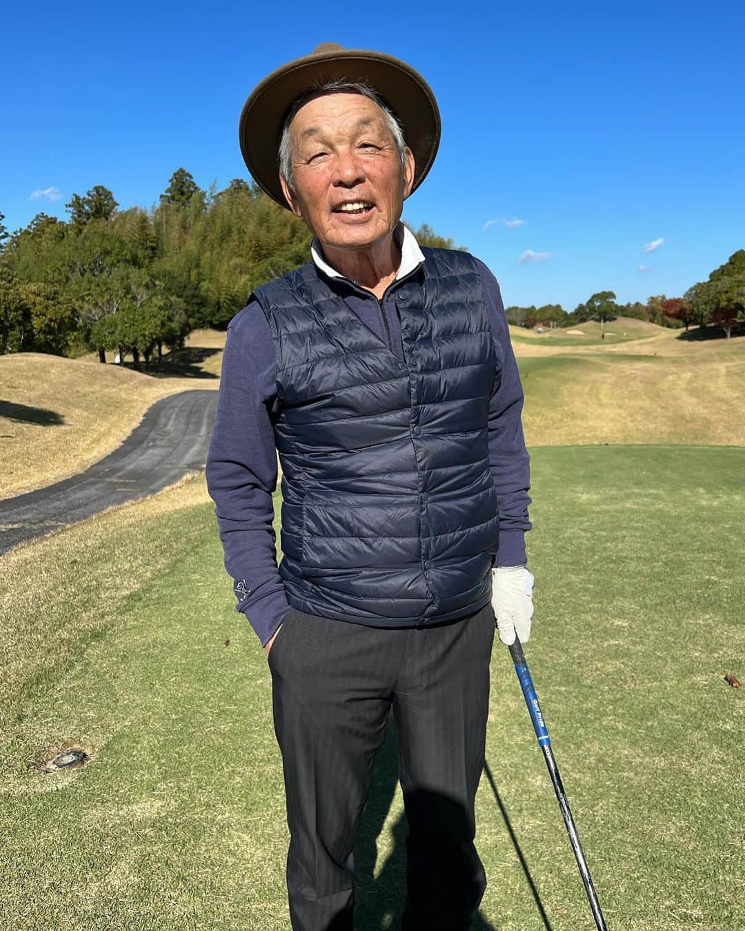 ホトゴルフ（蛍原徹）のインスタグラム：「先日せんせの東京道場のコンペに参加させて頂きました。最高の晴れ模様でしたがこの日は風が7mと中々のコンディション。参加させて頂いたスタッフも大叩きでしたがとても心地の良いゴルフ変態の集まりでした。せんせから年明けに新構想もお聞きしホトゴルフでもお手伝いさせて頂くことに。またお知らせさせて頂きます。  @takamatsu_shimon」