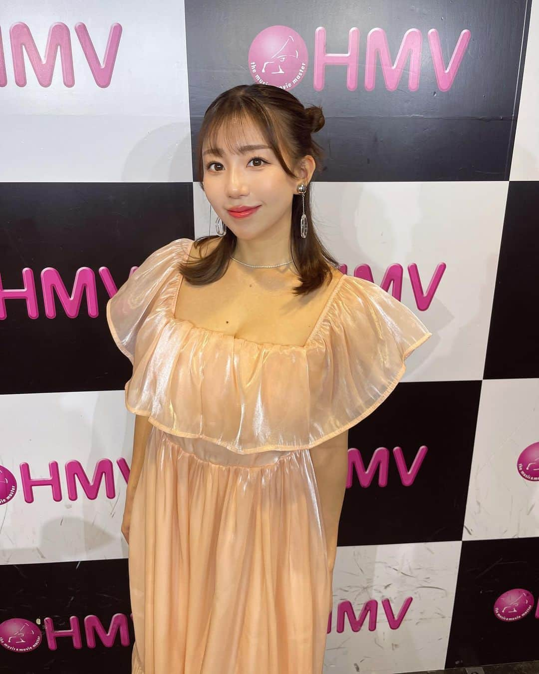 日野麻衣のインスタグラム：「カレンダーお渡し会 ありがとうございました💖💖  皆さんの喜んだ顔が、とても嬉しかったです✨ 会いに来てくれてありがとう🥰💫  カレンダー気に入ってくれたかな？ 感想聞かせてね〜💓  カレンダーの雰囲気に合わせて ピンクのワンピースでメイクはキラキラにしました✨  カレンダー昨日から発売になりました🌈 ホリプロオンラインショップで購入出来ますので、まだの方はぜひゲットしてね🥺  #カレンダーお渡し会」