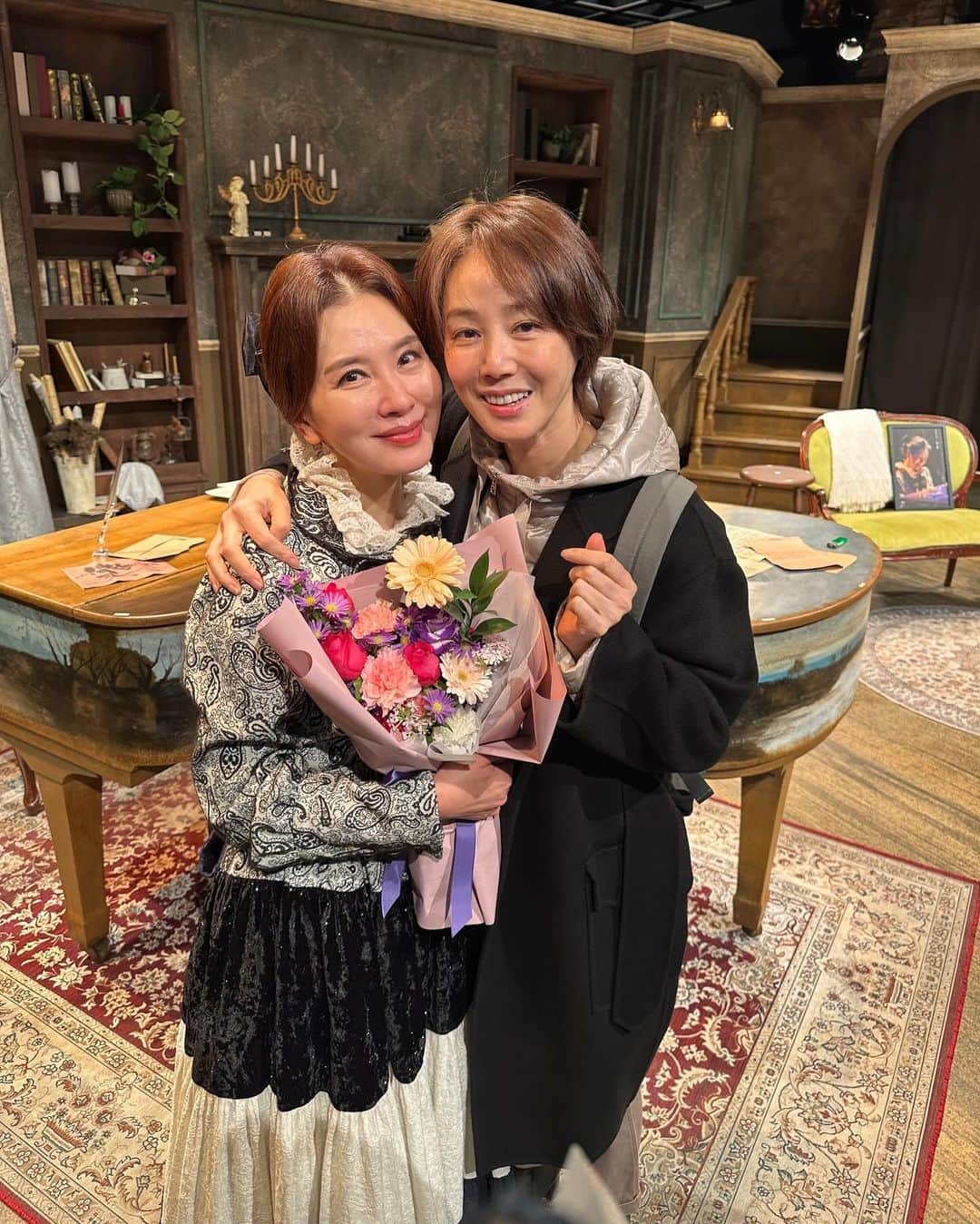 キム・ソンリョンのインスタグラム：「#연극슈만 #막공관람 더 아름다워 지고~ 더 멋진 배우로~  계속 전진하는… #이일화배우님 존경스럽다 일화야~^^」