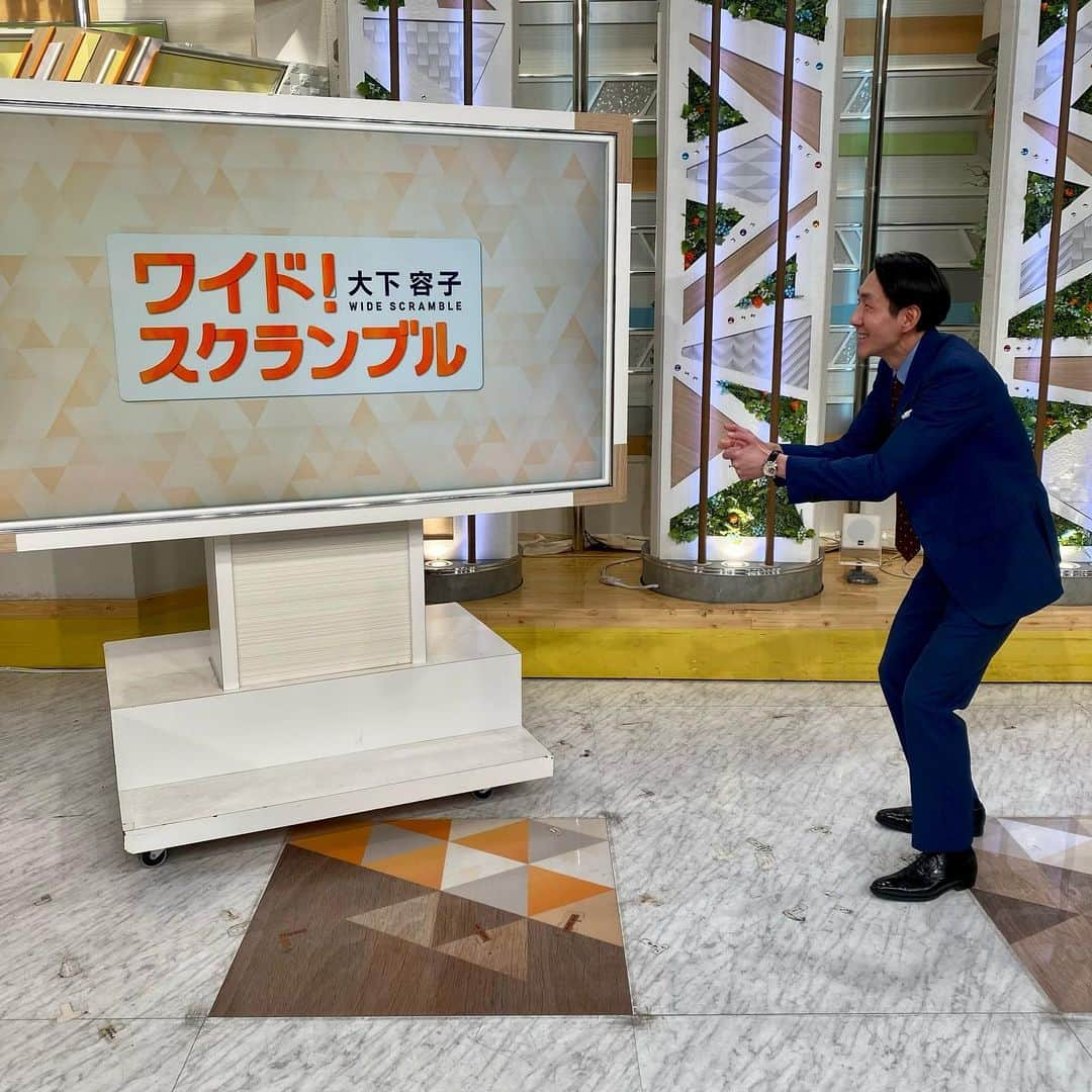 テレビ朝日「大下容子ワイド！スクランブル」のインスタグラム：「きょうは  「大画面で16連打だ！」の亮太さんショットです🎮  #テレビ朝日ワイドスクランブル#大下容子ワイドスクランブル#ワイドスクランブル#アナウンサー#佐々木亮太」