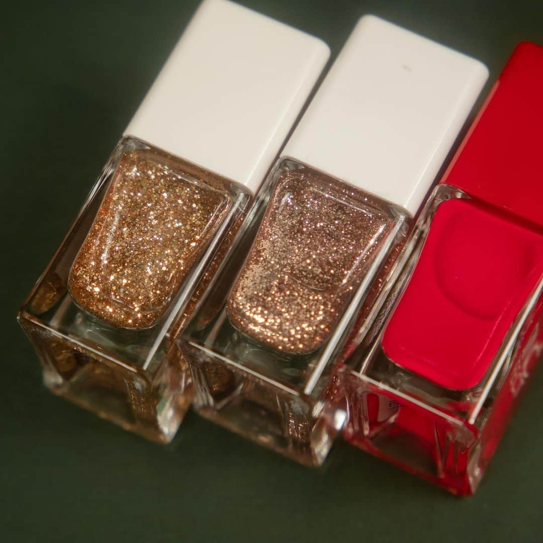 NAILS INCさんのインスタグラム写真 - (NAILS INCInstagram)「. HOLIDAY CELEBRATION DUO KIT   ホリデーの季節には欠かせない、パールの煌めきを秘めたピュアレッド、イルミネーションのように高揚感溢れる煌めきグリッターをセットに。  ◾︎HOLIDAY Celebration Duo Kit - PINK 大粒のビジューを纏うように愛らしくピュアな煌めきを宿すピンクグリッターとのセット。  ◾︎HOLIDAY Celebration Duo Kit - BROWN 街を飾るイルミネーションのように優雅に煌めくブラウンミックスグリッターとのセット。  #nailsinc #ネイルズインク #nailsincholiday2023 #geleffect #45secondspeedy  #ホリデーコレクション  #ジェルエフェクト #45セカンドスピーディ」12月4日 13時49分 - nailsinc.jp