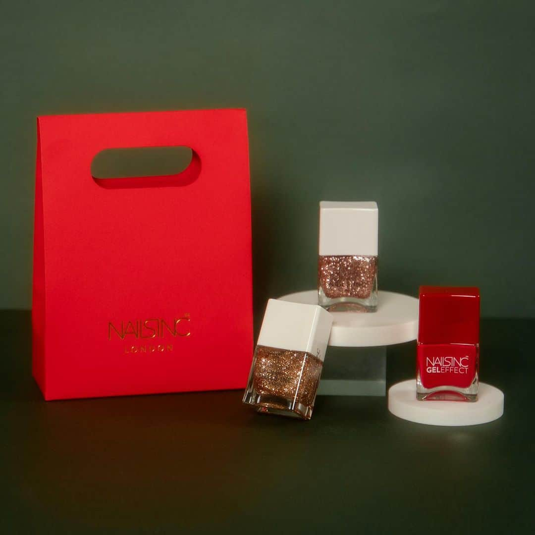 NAILS INCさんのインスタグラム写真 - (NAILS INCInstagram)「. HOLIDAY CELEBRATION DUO KIT   ホリデーの季節には欠かせない、パールの煌めきを秘めたピュアレッド、イルミネーションのように高揚感溢れる煌めきグリッターをセットに。  ◾︎HOLIDAY Celebration Duo Kit - PINK 大粒のビジューを纏うように愛らしくピュアな煌めきを宿すピンクグリッターとのセット。  ◾︎HOLIDAY Celebration Duo Kit - BROWN 街を飾るイルミネーションのように優雅に煌めくブラウンミックスグリッターとのセット。  #nailsinc #ネイルズインク #nailsincholiday2023 #geleffect #45secondspeedy  #ホリデーコレクション  #ジェルエフェクト #45セカンドスピーディ」12月4日 13時49分 - nailsinc.jp