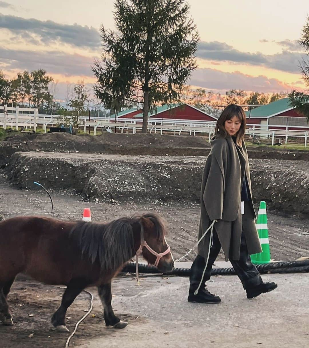 高岡早紀 さんのインスタグラム写真 - (高岡早紀 Instagram)「今夜19:57〜　NHK"鶴瓶の家族に乾杯" オンエアです！ 北海道の帯広へ旅してきました。 ミニチュアホースのコメットさんと散歩をしたり、とっても楽しかったよ。 是非ご覧くださいね。  ベスト　@nagonstans_official  シャツ　@un3d_official  コート　@near.nippon_press」12月4日 13時50分 - saki_takaoka