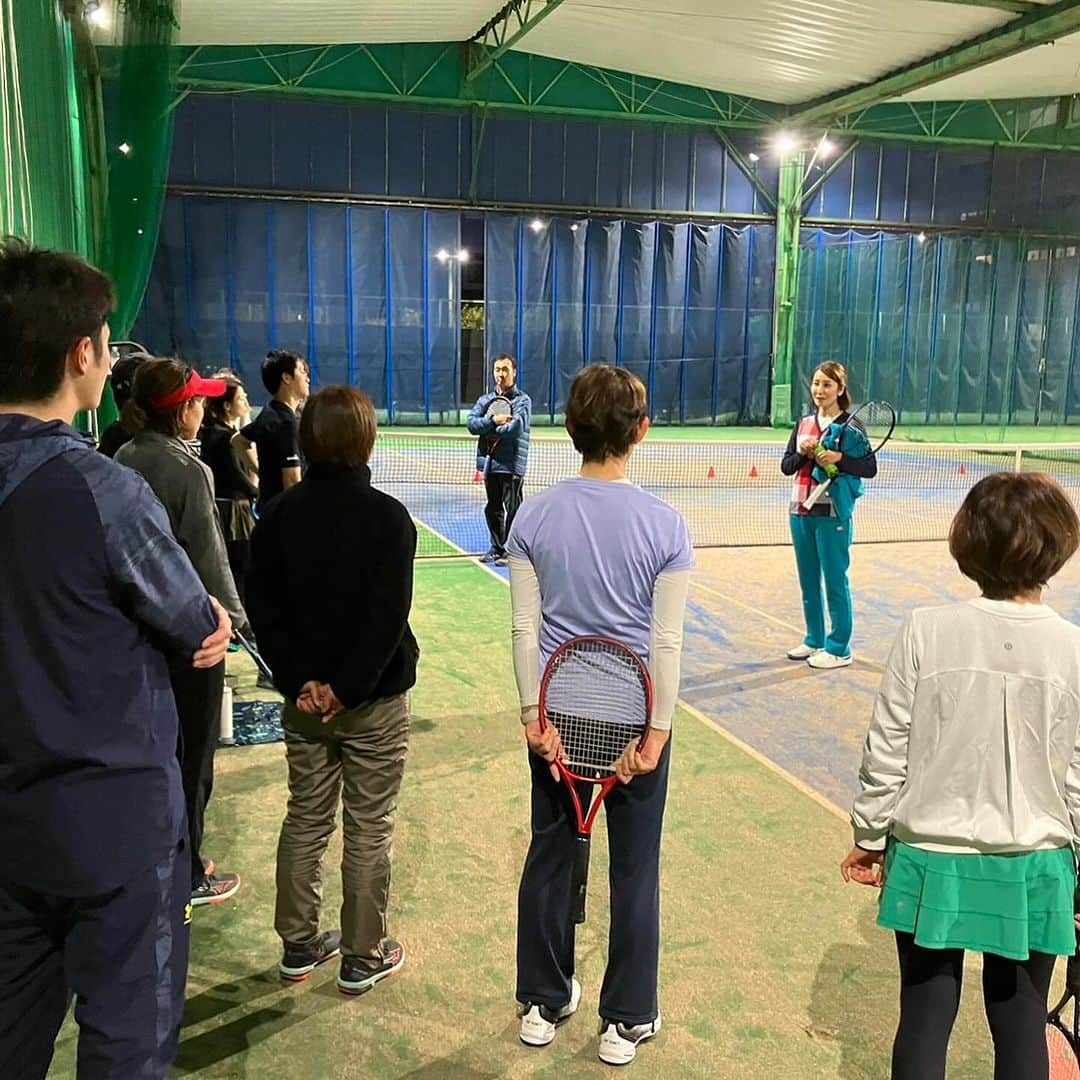 森上亜希子さんのインスタグラム写真 - (森上亜希子Instagram)「昨日は「アメニティ園田」さんでイベントでした。 一般クラス、キッズクラス共に1回のみの開催だったので、本当にあっという間でした。  皆さんの「テニス大好き！」という感じが凄く伝わって私も嬉しくなりましたし、沢山のパワーを皆さんからいただきました！ キッズクラスはみんなただただ可愛かったです！  皆様、ありがとうございました！  また、お会い出来る日を心から楽しみにしています！  #tennis #テニス #イベント #アメニティ園田 #楽しい #生涯スポーツ #感謝 #トアルソン #セントクリストファー」12月4日 13時51分 - akiko_morigami