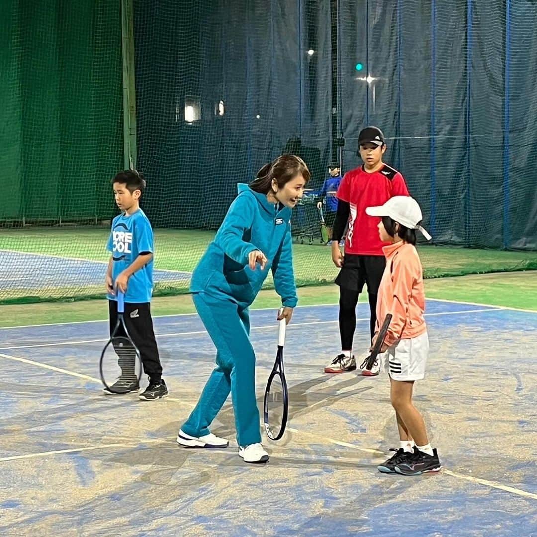 森上亜希子さんのインスタグラム写真 - (森上亜希子Instagram)「昨日は「アメニティ園田」さんでイベントでした。 一般クラス、キッズクラス共に1回のみの開催だったので、本当にあっという間でした。  皆さんの「テニス大好き！」という感じが凄く伝わって私も嬉しくなりましたし、沢山のパワーを皆さんからいただきました！ キッズクラスはみんなただただ可愛かったです！  皆様、ありがとうございました！  また、お会い出来る日を心から楽しみにしています！  #tennis #テニス #イベント #アメニティ園田 #楽しい #生涯スポーツ #感謝 #トアルソン #セントクリストファー」12月4日 13時51分 - akiko_morigami