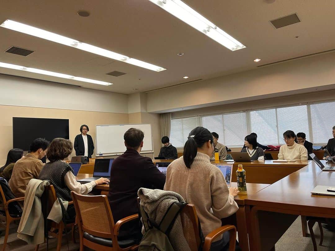 深町健二郎のインスタグラム：「九州大学芸術工学府スペシャル授業「サウンドデザイン論」後期プレゼンテーションに参加させて頂きました。  昨年から福岡音楽都市協議会と実験的にコラボを行なっていますが、今期はアジア美術館という具体的な場所をテーマに、学生達から検証に基づく闊達な意見やアイデアが出ています。  オブザーバーとして、福岡市環境局や三菱地所さんも入って頂いており、近い将来実装に繋がるプロジェクトだと認識しています。もし興味がある企業や団体などありましたら、騒音対策から環境音までお役に立てると思いますので、遠慮なく仰ってください！  #九州大学 #芸術工学府 #サウンドデザイン #サウンドスケープ #福岡音楽都市協議会 #MCCF」
