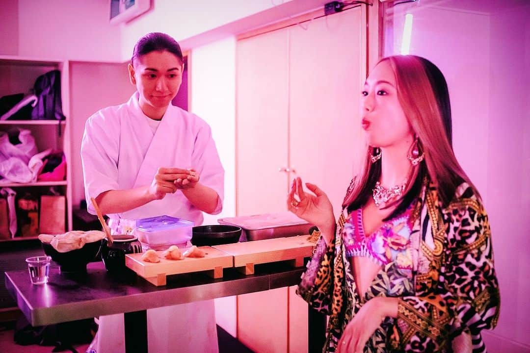エリイ さんのインスタグラム写真 - (エリイ Instagram)「シュン　@shun_smappa の出張寿司🍣 400カン🍣🍣🍣　完食　🍣  シュンはホスト @smappa.hans.axel.von.fersen だから通ってみて！優しくてめちゃくちゃカッコいいよ  photo by @luckyhappyshun」12月4日 14時00分 - elliechimpom