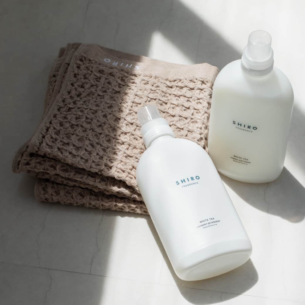shiroのインスタグラム：「洗濯をしているときから心地よい香りが漂って、ついつい洗濯機の前に誘われてしまいます。干す前のしわ伸ばしも、袖を通したあともやさしい香りに包まれて、お気に入りの服がもっと特別に。もっともっと好きになる。  #SHIRO #SHIROfragrance #ランドリーリキッド #ファブリックソフナー」