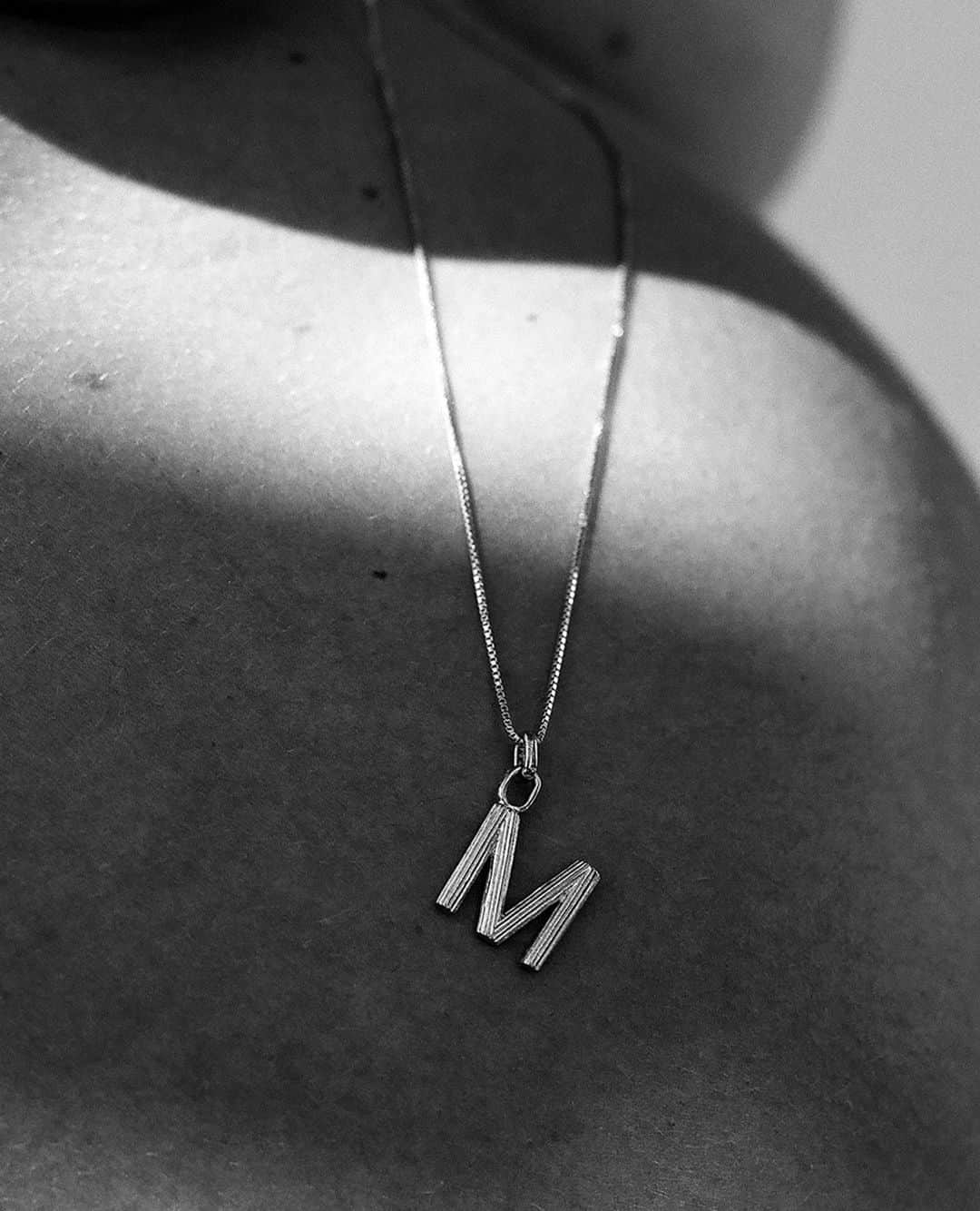エステルデヴェのインスタグラム：「The "Small Alphabet necklace" captured by Audrey Corregan @audreycorregan , as part of our "Carte Blanche" series in collaboration with Benjamin Grillon @benjamingrillon .」