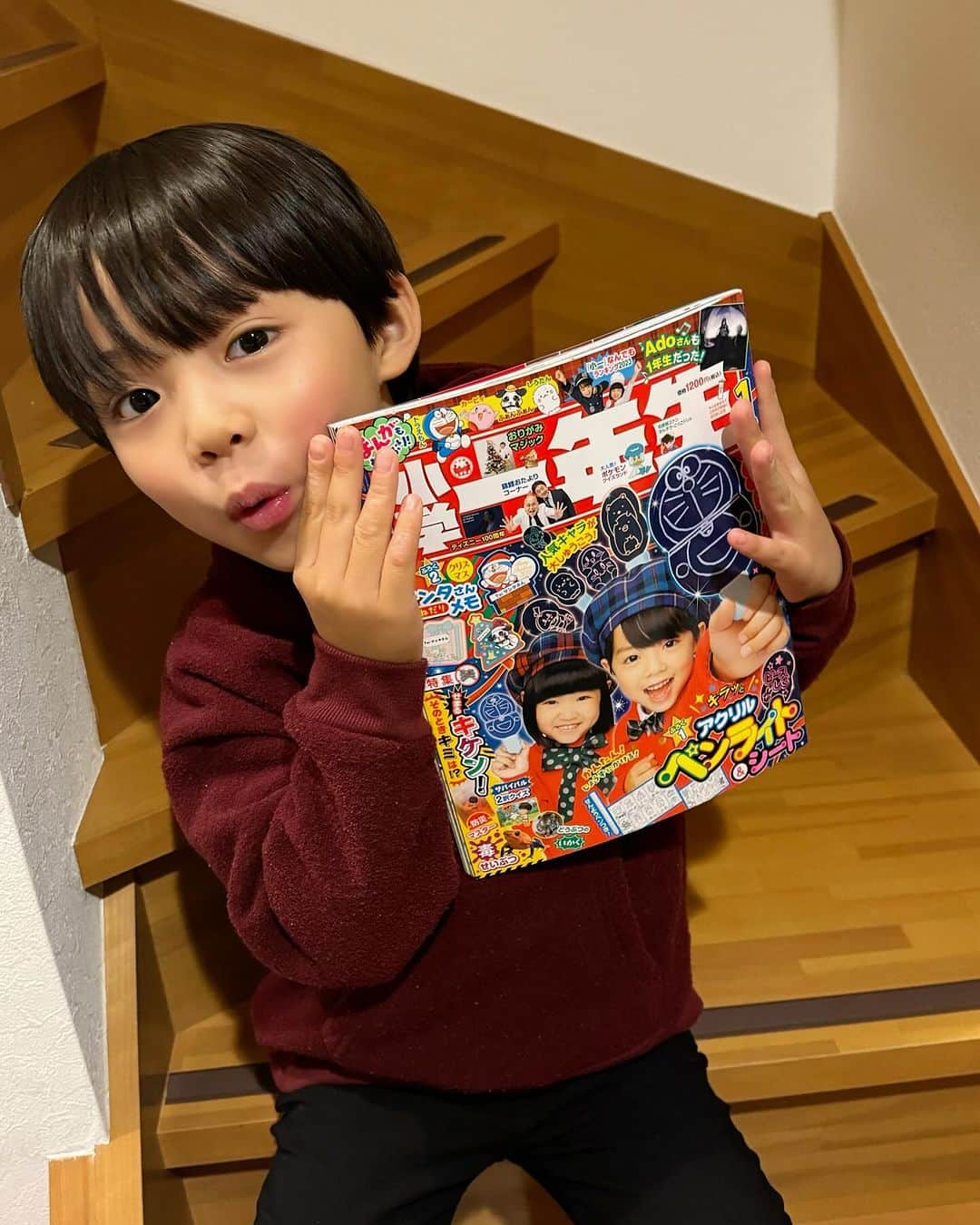 恒松あゆみさんのインスタグラム写真 - (恒松あゆみInstagram)「「小学一年生」1月号　好評発売中！  クリスマスムードたっぷりな可愛い表紙をはじめ、あちこちに登場しています。 是非チェックしてみてくださいね✨  今回の付録もすごい！ オリジナルのペンライトが作れちゃいます💕 息子と娘がまたしても取り合っているので、もう一冊用意しなくては・・・！  いや・・・私の分も必要かも・・・！！   #小学一年生 #付録   #テアトルアカデミー #齋藤統真   #母だって欲しいんだもん」12月4日 14時08分 - amyonn