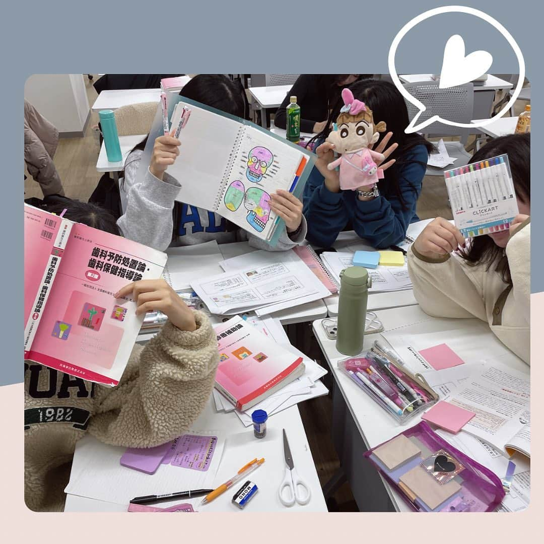 東京医薬専門学校さんのインスタグラム写真 - (東京医薬専門学校Instagram)「こんにちは✨ 歯科衛生士科３年生です🦷✨  国家試験まで100日を切りました❤️‍🔥 今日は、国家試験合格に向けてのお勉強アイテム💡を紹介します！  某サイトで買ったミニプリンターやお気に入りのペン✏️ 好きなキャラクターのポーチ🐰やシールなど🌻 もちろん教科書も相棒😏そして眠気覚ましのコーヒー☕️笑 みんな自分のお気に入りの文房具で国試ノート📓✂️でお勉強中！  歯科衛生士合格に向けて頑張ろう💪💕  #東京医薬#医薬#歯科衛生士科#歯科衛生士の卵  #国家試験#国家試験勉強 #歯科衛生士国家試験」12月4日 14時08分 - tokyo_iyaku