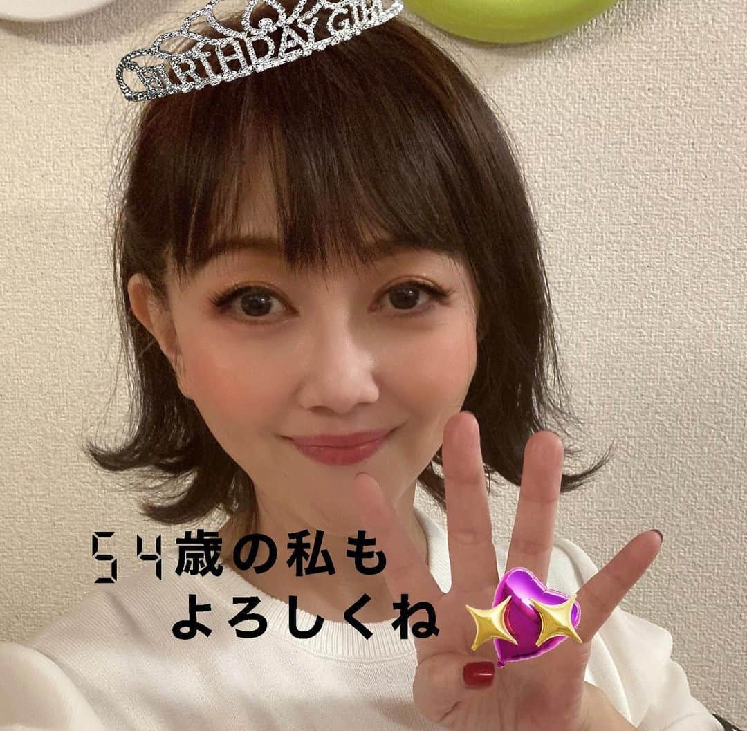 浅香唯さんのインスタグラム写真 - (浅香唯Instagram)「☆LIVE2023 2日間‼️みんなのおかげで本当に素敵な2Daysとなりました〜✨ 会場に足を運んでくれた皆様〜❤️遠くからも応援してくれた皆様〜❤️そしていつも私を支えてくださってるスタッフの皆様〜❤️ 本当に本当にありがとうございました💕💕💕 みんなのキラキラ笑顔に背中を押された私はテンションMAX🤩❤️‍🔥 今回も色々色々色々いろいろあったけど🤣とっ〜ても楽しく、幸せな53歳最後の日を過ごす事ができました😍 たくさんのプレゼント🎁お手紙💕そして素敵なお花💐もありがとね✨大切にします😌  そんでもって、今日で54歳スタートの日となりました‼️ 信じられないくらい、身体はバキバキに痛いけど🤣心はめっちゃ元気だよ〜👍 これからも、みんなを笑顔にできるように頑張ります💖どうぞよろしくです😘  ⭐️Band member⭐️ Bass &chorus 吉岡誠司(よっしー)  Drums &応援歌 西川貴博(にしやん)  Keyboard 前田雄吾(ゆうごん)  Guitar&chorus 藤野翔之(うっきー)  ↑サイコーの仲間達です😄  #浅香唯  #らいぶ  #live ＃渋谷プレジャープレジャー #楽しかった  #みんな最高  #誕生日 #ありがとう」12月4日 14時10分 - yui_asaka_official