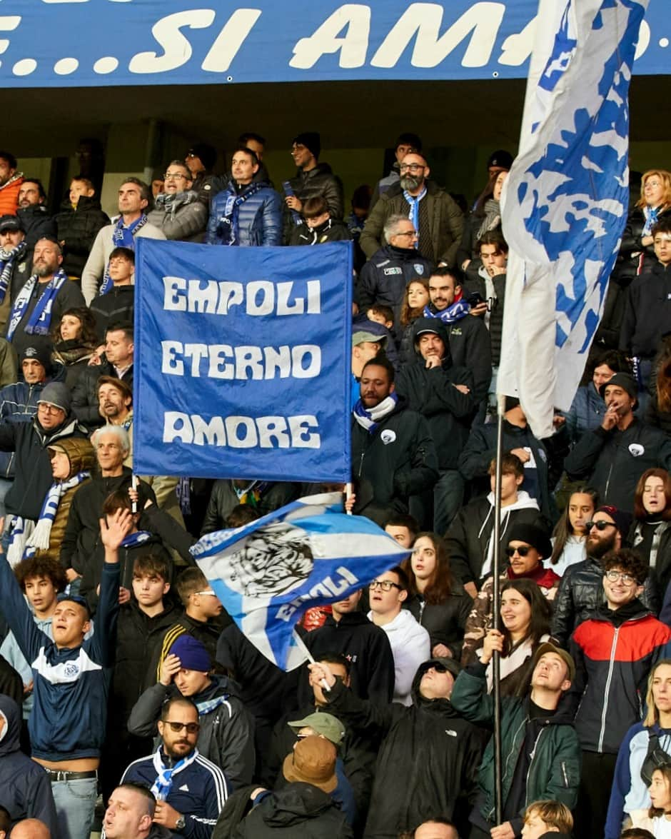 エンポリFCさんのインスタグラム写真 - (エンポリFCInstagram)「🏟️⚽ Promo abbonati, prezzi speciali e biglietto omaggio se acquisti all'Empoli Store: sono in vendita i tagliandi per #EmpoliLecce, gara valida per la quindicesima giornata di #SerieA in programma lunedì 11 dicembre alle 18.30 al #CarloCastellani #ComputerGrossArena   👉 Acquista all’Empoli Store e in omaggio avrai un biglietto per Empoli-Lecce: per una spesa minima di 15,00 euro al nostro Store di Piazza della Vittoria fino al 10 dicembre, sarà possibile richiedere un biglietto omaggio per la sfida contro il Lecce in Curva Nord.  👉 Tutti gli abbonati alla stagione sportiva 2023/24 potranno acquistare a prezzo ridotto fino a 4 biglietti. La vendita promozionale è attiva solamente all'Empoli Store, all'Unione Clubs Azzurri oppure online su https://empolicalcio.vivaticket.it, inserendo il proprio codice tessera nel campo “codice coupon”.  Per tutte le info su prezzi e modalità di vendita visita il nostro sito!」12月5日 1時00分 - empoli_fc_official