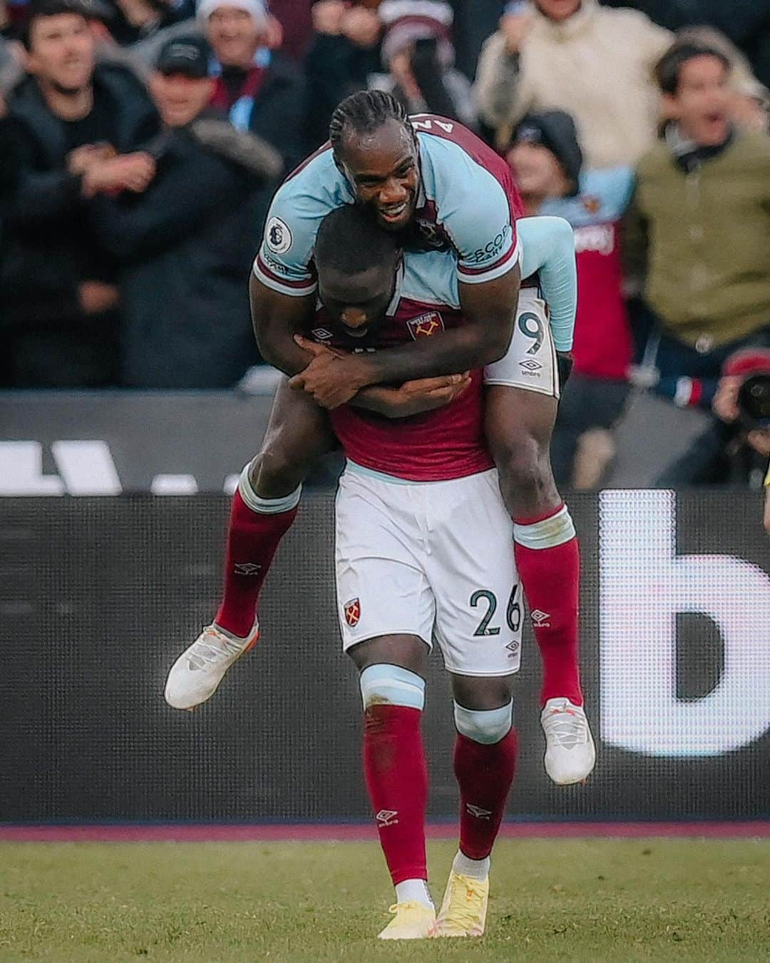 ウェストハム・ユナイテッドFCのインスタグラム：「Two years ago today, we came from behind twice to beat Chelsea 🔙✌️」