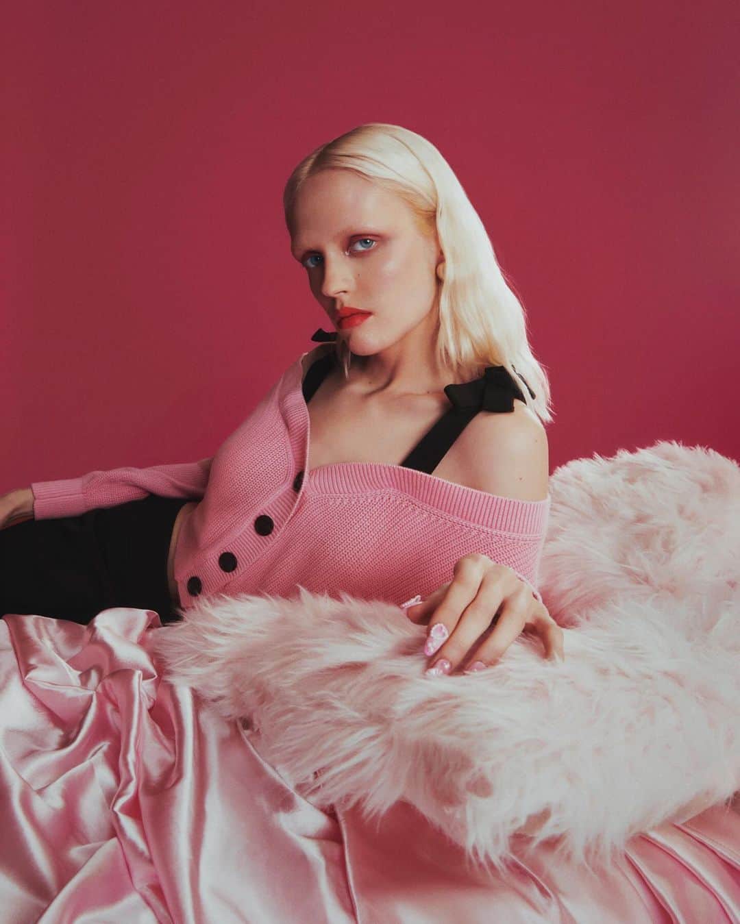 PINKOさんのインスタグラム写真 - (PINKOInstagram)「She might be naive, but she knows what she’s wearing: #PINKO!  #FW23」12月5日 1時01分 - pinkoofficial