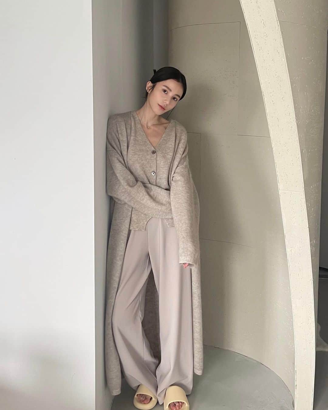 チャン・チュンニンのインスタグラム：「這套是溫柔小姊姊風 除了拖鞋以外  Ootd: @dazzlingdazzlin」
