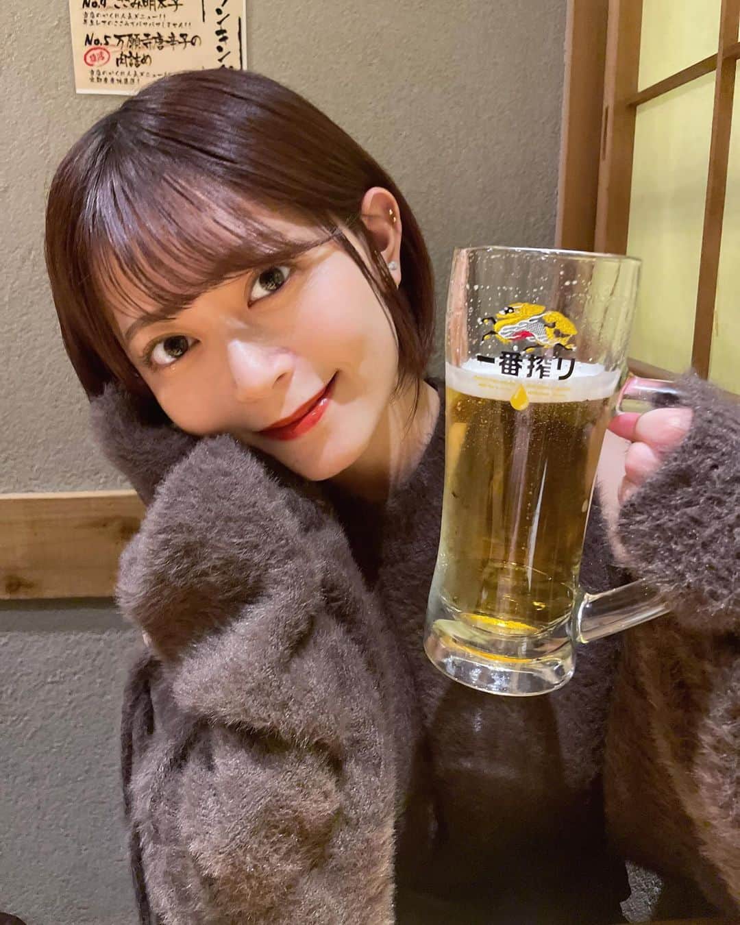 岩花詩乃のインスタグラム：「最近の写真ビールばっか！！  甘いものがあまり得意じゃないので、カフェより居酒屋で焼き鳥食べたい派」