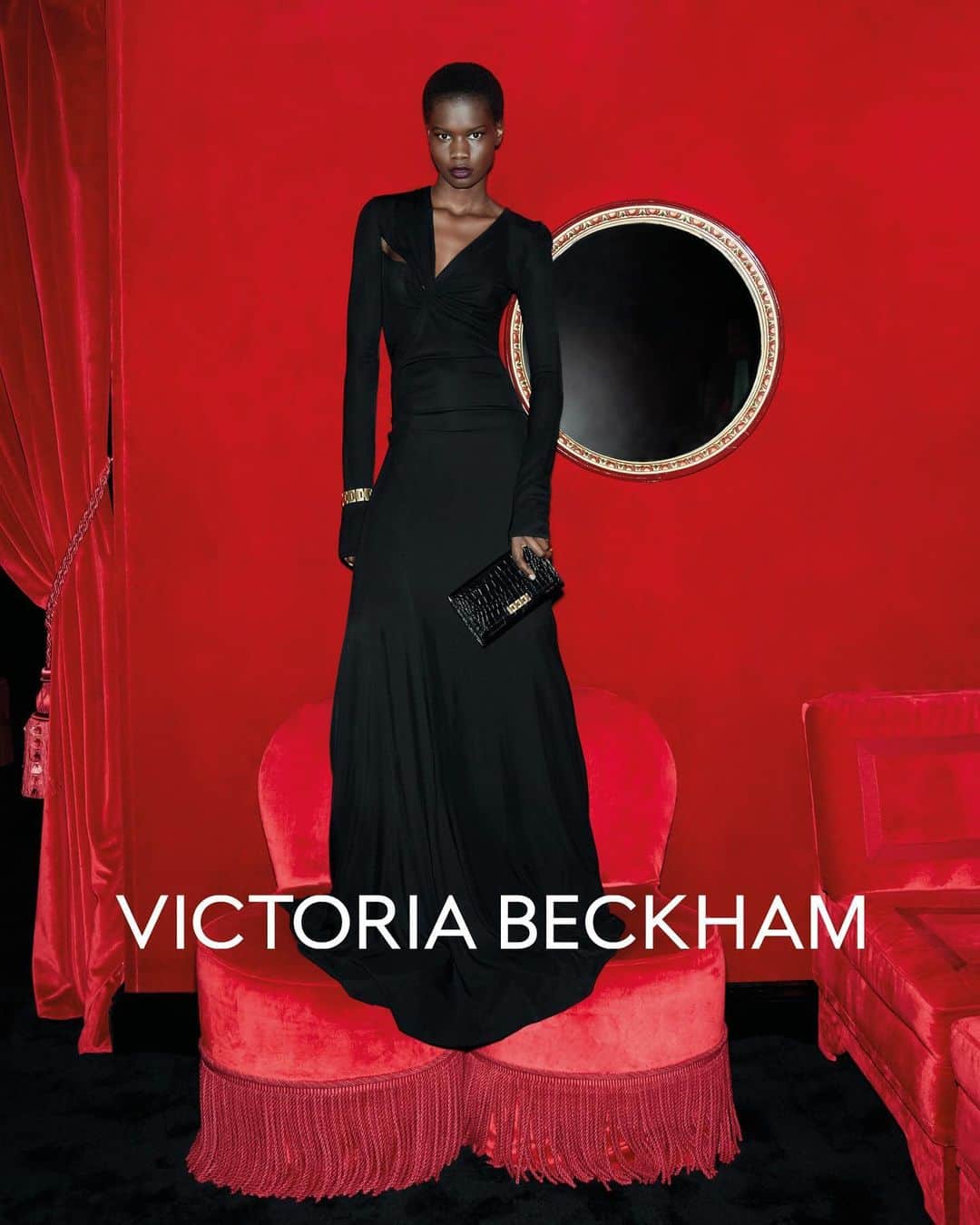 ヴィクトリアベッカムさんのインスタグラム写真 - (ヴィクトリアベッカムInstagram)「Structure meets sensuality.   Discover #VBHoliday now at VictoriaBeckham.com and at 36 Dover Street.」12月4日 23時33分 - victoriabeckham