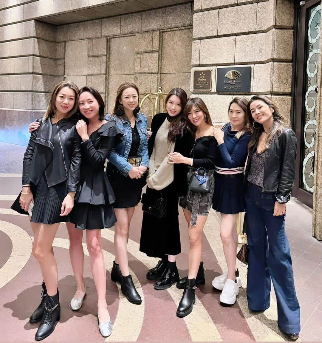 クリスティン・クオのインスタグラム：「去一次旅行就知道有幾閨蜜🤭😂  唔經唔覺，識咗10幾年，喺呢幾位美女身上面學識咗好多嘢，自此，笑看人生～ Btw, 謝謝各位美女stylists幫我扮靚 🤭   #shorttrip #girlspower #笑到肚痛」