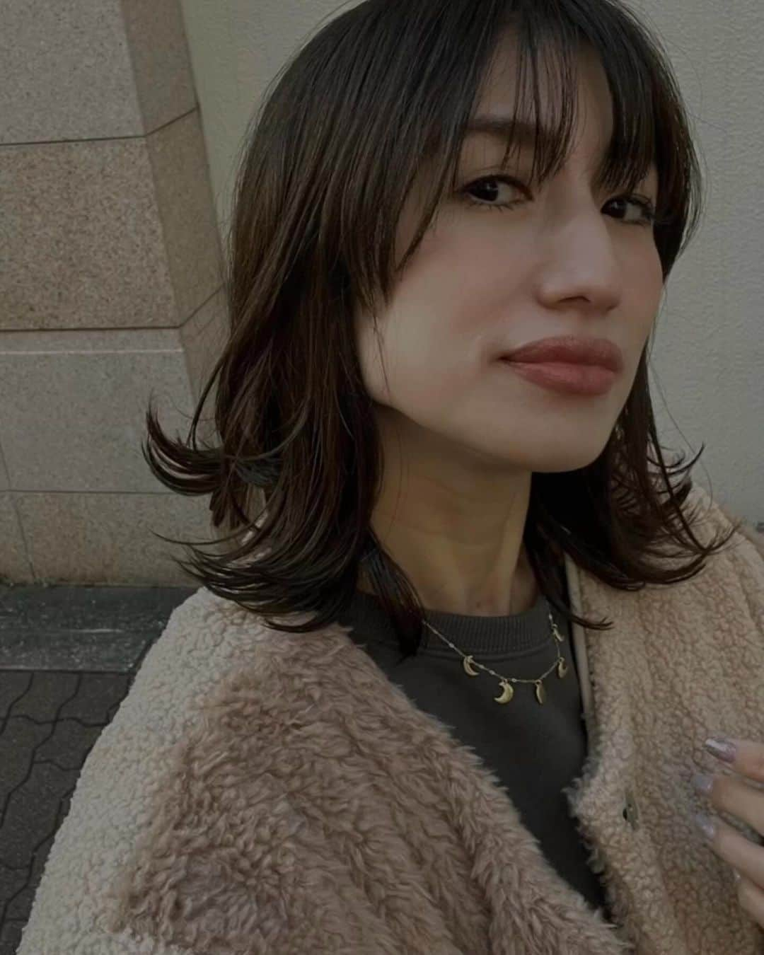 eiko kagamiのインスタグラム：「あっという間に「良いお年を！」の 言葉を言う機会が増えてきてビックリ。  この日は美容院納め💇🏽‍♀️ 白髪が忙しすぎて毎月お世話になってる🥹✨ 今年も沢山お世話になりました！♡ @miyazaw_collan   顔周りの動き、自分でも頑張りたい🫡 . . . . . . #ヘアサロン#ヘアカット#中目黒サロン #ヘアメンテ#アラフォーヘア#美容院」