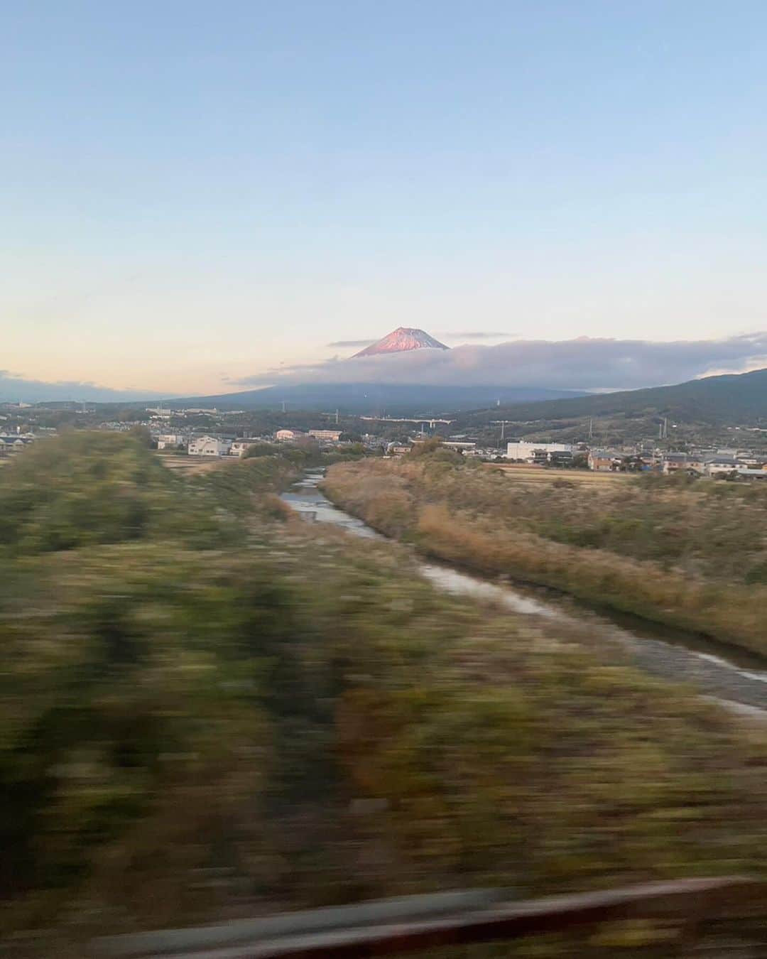キャシー中島さんのインスタグラム写真 - (キャシー中島Instagram)「* 今年最後の名古屋教室でのレッスンです。 朝は結構寒くて、乾燥してるからお肌がカサカサ！ 唇も注意していないと荒れてしまいます。 ケアはちゃんとしないとね❗️  富士山は🗻頭だけ見せてくれました。  本当に不思議なんだけど、富士山がみえただけで幸せな気分です♪ ここで言わなくては、 ハッピー😃😃😃  名古屋教室ではもうほとんどの生徒さんがウィンターキルトのアップリケが終わっています。 それぞれ持っていたむら染の生地を使っているので、個性的です。 綺麗ね😍  レッスンが終わって、 さあ家に帰りますよ❗️  今日もハッピー😃  明日の午前中、浅草橋　　洋輔の展示会に行きます❣️」12月4日 23時34分 - official_kathynakajima