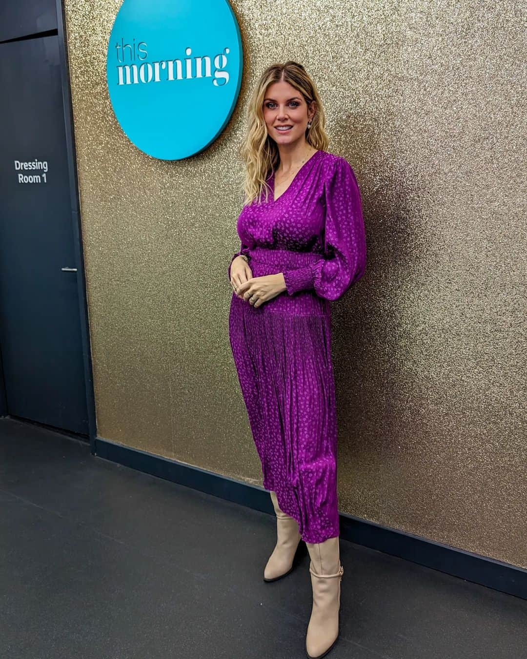 Ashley Jamesさんのインスタグラム写真 - (Ashley JamesInstagram)「Spending this morning on This Morning. 🤪💜 Absolutely LOVED being back on @thismorning today - and guys that's only the second coolest thing that happened today because...  GERI HALLIWELL TOLD ME I LOOKED AWESOME. SCREAM! Can I put that on my resume?✌🏼  Anyway I'm so chuffed to have been invited back on the most iconic sofa. And thank you for all the lovely messages I've read. It means so much honestly - especially after another night of broken sleep with Ada. ✨  This Morning we discussed the fact that the army are to overturn the beard ban - this will have my gran rattled because she bloomin' hates beards. She's been at my brother to shave his since he grew it out. 🤪 We also talked about the fact that AI can turn your dead loved ones into a hologram - this is like Black Mirror turned real life. I really do see the need to cling onto our loved ones and there's people I'd love to talk to again, but I think it's a really slippery slope and I don't think it would allow people to grieve properly?  And on the more serious topics: Keir Starmer praising Margaret Thatcher. WHY KEIR WHY? I understand that with our right wing media politicians have to tow the line to win elections. I understand why he needs to get the support of middle of red wall votes disillusioned with the Tories BUT WHY BRING UP SUCH A DIVISIVE CHARACTER? He could take his pick of things to talk about - NHS waiting times, cuts to public services, party gate, immigration. There ar endless ways he could speak to people. Personally I'd love to see some authenticity and no bullsh*t in opposition. Someone who rips through the lies and corruption of the Conservatives who we desperately need out. Someone who doesn't stoke division and culture wars. Come on Keir, we don't need to keep talking about Margaret Thatcher. Especially not from Labour. Tell us how you're going to make our lives better!  And finally we talked about Megan and Harry and Omid Scobie's book naming the royals. What do you think? Pr stunt? A mix up? Personally I wish we could focus on more important things!  Anyway love love love sitting on that sofa and thank you Emma Willis and Rylan for making me feel so welcome! 💜💜💜」12月4日 23時36分 - ashleylouisejames