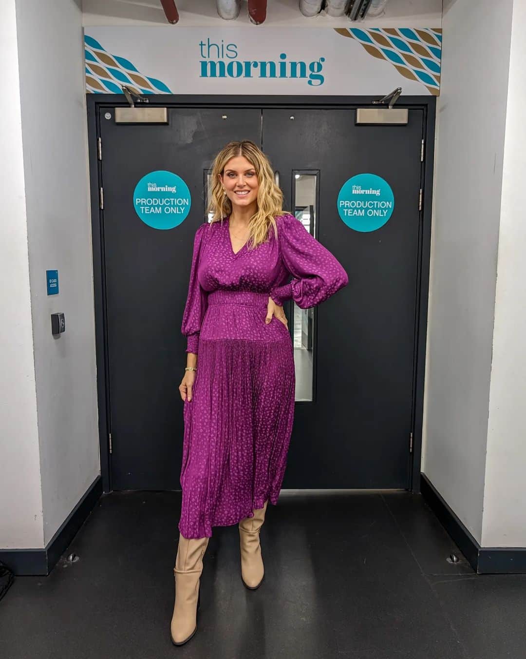 Ashley Jamesのインスタグラム：「Spending this morning on This Morning. 🤪💜 Absolutely LOVED being back on @thismorning today - and guys that's only the second coolest thing that happened today because...  GERI HALLIWELL TOLD ME I LOOKED AWESOME. SCREAM! Can I put that on my resume?✌🏼  Anyway I'm so chuffed to have been invited back on the most iconic sofa. And thank you for all the lovely messages I've read. It means so much honestly - especially after another night of broken sleep with Ada. ✨  This Morning we discussed the fact that the army are to overturn the beard ban - this will have my gran rattled because she bloomin' hates beards. She's been at my brother to shave his since he grew it out. 🤪 We also talked about the fact that AI can turn your dead loved ones into a hologram - this is like Black Mirror turned real life. I really do see the need to cling onto our loved ones and there's people I'd love to talk to again, but I think it's a really slippery slope and I don't think it would allow people to grieve properly?  And on the more serious topics: Keir Starmer praising Margaret Thatcher. WHY KEIR WHY? I understand that with our right wing media politicians have to tow the line to win elections. I understand why he needs to get the support of middle of red wall votes disillusioned with the Tories BUT WHY BRING UP SUCH A DIVISIVE CHARACTER? He could take his pick of things to talk about - NHS waiting times, cuts to public services, party gate, immigration. There ar endless ways he could speak to people. Personally I'd love to see some authenticity and no bullsh*t in opposition. Someone who rips through the lies and corruption of the Conservatives who we desperately need out. Someone who doesn't stoke division and culture wars. Come on Keir, we don't need to keep talking about Margaret Thatcher. Especially not from Labour. Tell us how you're going to make our lives better!  And finally we talked about Megan and Harry and Omid Scobie's book naming the royals. What do you think? Pr stunt? A mix up? Personally I wish we could focus on more important things!  Anyway love love love sitting on that sofa and thank you Emma Willis and Rylan for making me feel so welcome! 💜💜💜」