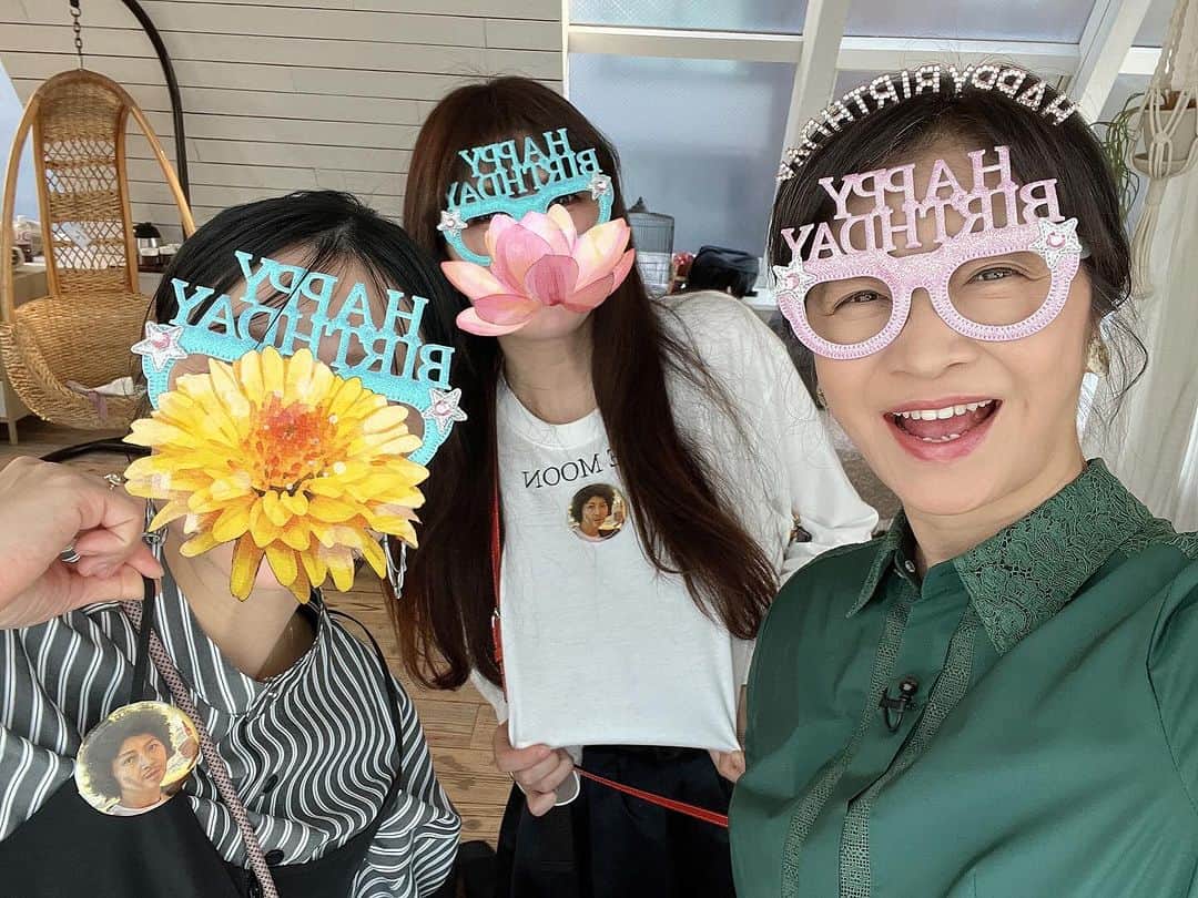 田中美佐子さんのインスタグラム写真 - (田中美佐子Instagram)「遅くなっちゃったけど、 いつもありがとう❣️ 誕生日に私のバッジを作ってくれて身につけてくれて、 サプライズ💕💕 このセンス、大好きだわー💕 色黒になった私に大きな日傘をくれました。そういうとこも好き❤️ その日の衣装は釣り人万歳にちなみ、イヤリングはカキ🦪、指輪はおさかなちゃん。 2人の遊び心、楽しくて好きだわ〜💕💕 いつも私を笑わせてくれてありがとう^_^   ブルーノマーズのバッジ、最高。 朝までかけて作ってくれて、ありがとう！ また次の誰かに変身したら、バッジにしてもらえるかなー。😆  #ブルーノマーズ#バッジ#手作り #大きなおしゃれ日傘#飾りつけもありがとう」12月4日 23時36分 - tanakamisako_