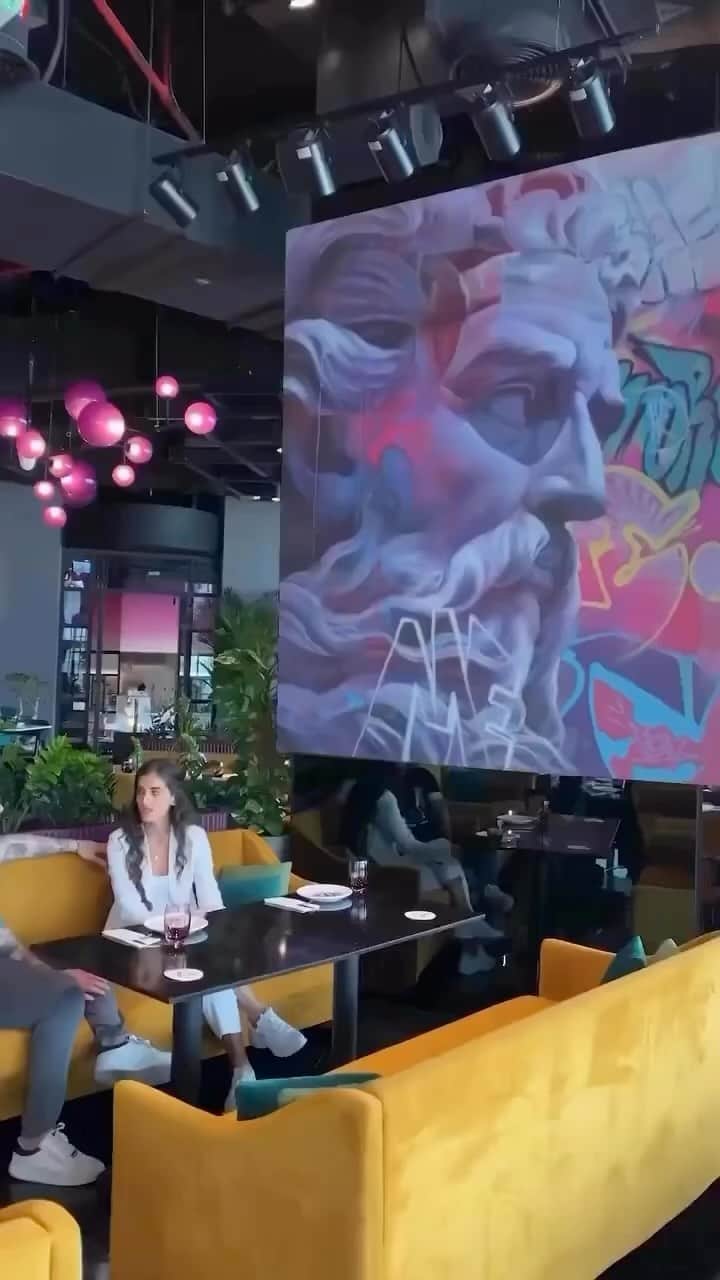 Awesome Wonderful Natureのインスタグラム：「Dubai being Dubai! 😅  📹 @thetrove 📍Trove - Dubai Mall - Dubai」