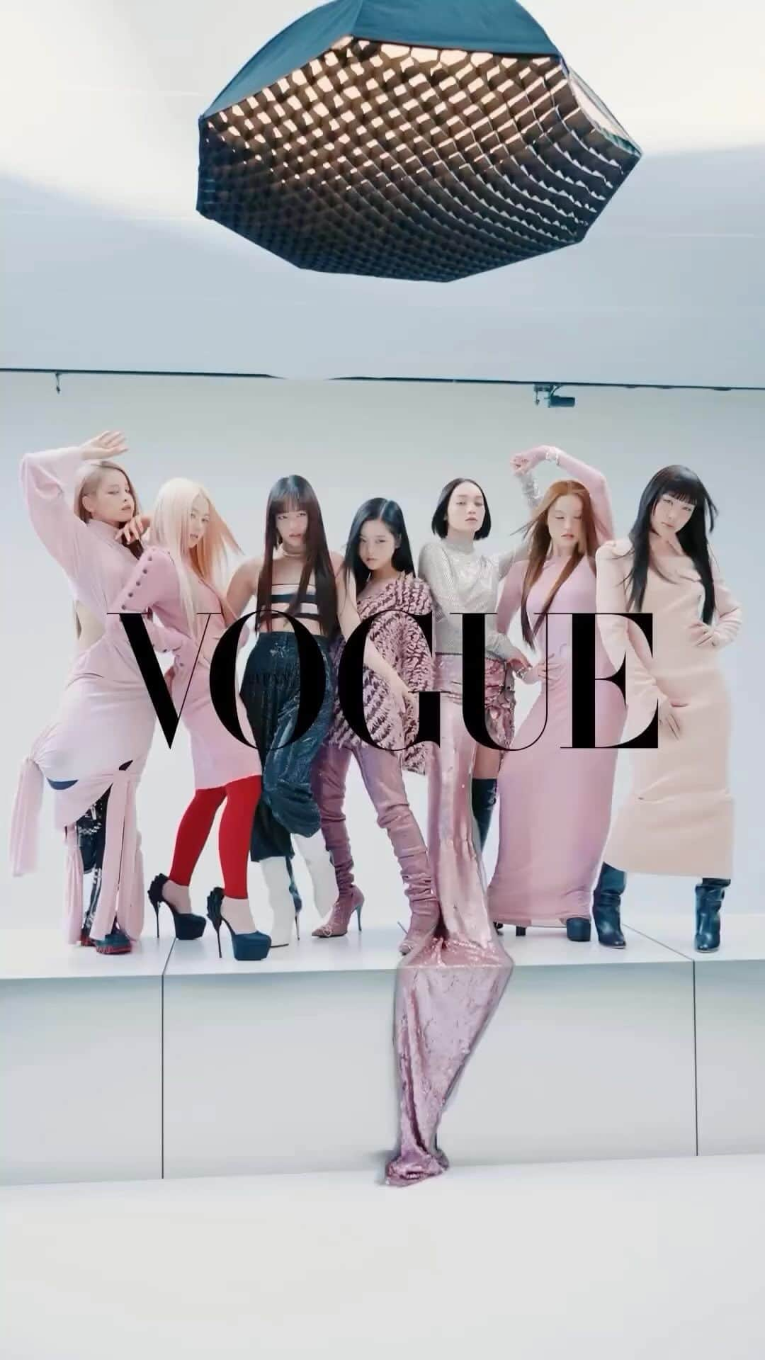 仙波レナのインスタグラム：「VOGUE Japan @xgofficial  . 撮影をご一緒する前にPVやYouTube をみれるものは全てチェック . 一言で形容できない色んな顔を持っているグループ . だから撮影前、自分の中で7人それぞれのキャラクターを想像して誰に何を着てもらうかとずっと頭の中で考えていました . フィッティングの日初めて会った最初のみんなの印象はとにかくチャーミング🥰 . 撮影当日は画面を見ながらメンバーみんなでワイワイ楽しそうにでも真剣に話し合う姿はとてもカッコいいしプロフェッショナル！ . そんなXGにすっかり魅了されてしまいました . これからもっともっと世界中で活躍の場が広がっていくと思うと楽しみしかない！！！ . 私にとってVOGUEJapanの初カバー 魅力いっぱいのXGの皆様とご一緒できるチャンスをいただけたことに感謝の気持ちでいっぱいです . この写真は誌面でじっくりページを捲りながら写真を見てインタビューを読んでいただけたら嬉しいです🩷」