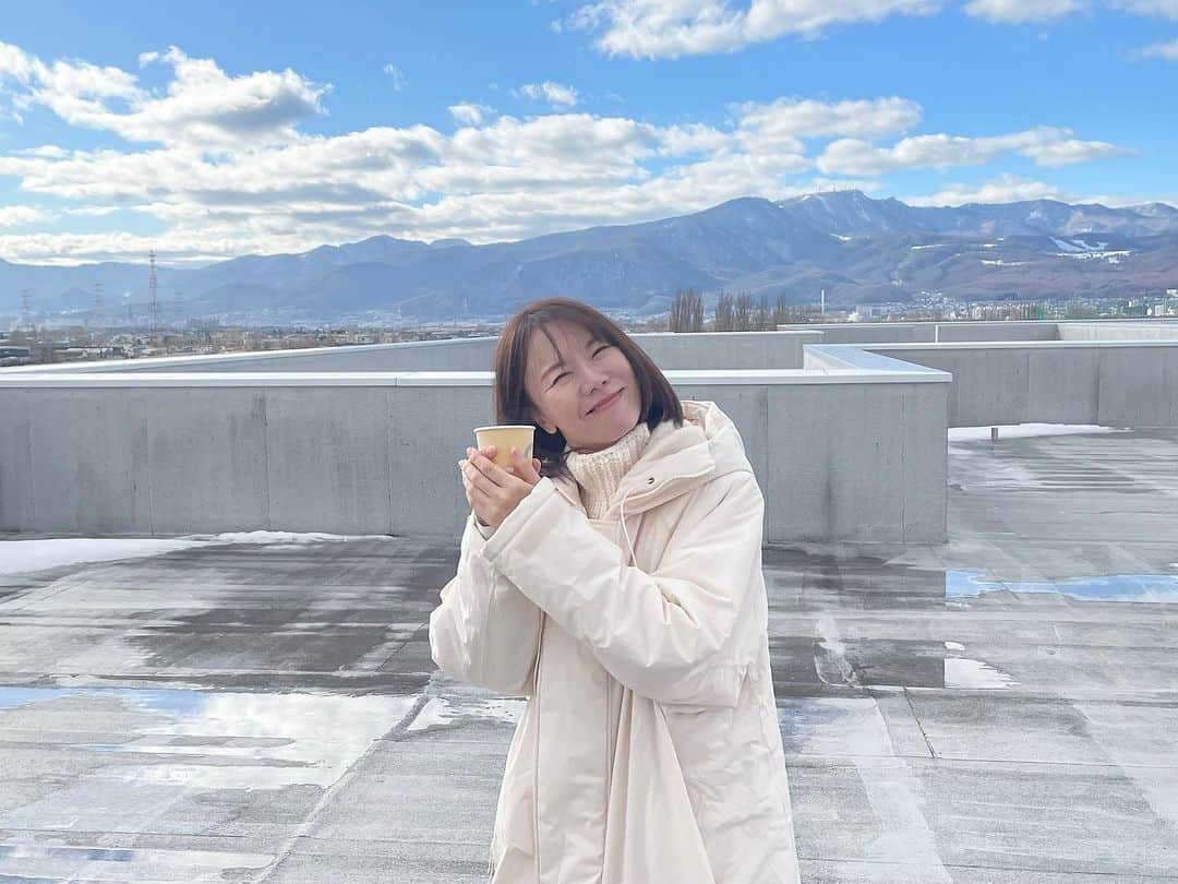 半崎美子さんのインスタグラム写真 - (半崎美子Instagram)「「第14回薬師寺執事長・大谷徹奘こころの学校 in 小学館」 小学館へご来場下さった皆様、本当に有難うございました！大谷徹奘さんの法話そして対談。自分の使命、在り方を一つ一つ心の内側に確かめながら、皆様と分かち合えたひとときに感謝。 心にに風が入り、清々しい気持ちで本日は北海道の学校で撮影。快晴でした！詳細はまたお知らせしますが、ご覧いただけるのが楽しみです。  #小学館 #こころの学校 #半崎美子」12月4日 23時38分 - yoshikohanzaki