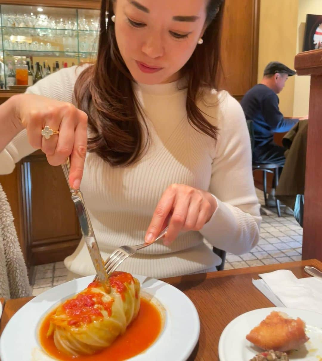 沢瀉美緒さんのインスタグラム写真 - (沢瀉美緒Instagram)「※ Lunch at AU BON VIEUX TEMPS😋 . 母と@aubonvieuxtemps.kawata でランチ🩷 . 久しぶりのラザニア🩷 美味しすぎて飲み込むのが勿体無い🤭 . シャンピニオンのキッシュに、レンズ豆のサラダ キャロットラペ、そしてロールキャベツ。 . この前は目の前で売り切れてしまった ポテトグラタンもお持ち帰り😋 . やっぱり心がこもった美味しいお食事は 人を幸せにする😋 . ご馳走様でした✨ . . #aubonvieuxtemps #オーボンヴュータン #ランチ #lunch #deli #デリ #delicatessen #デリカテッセン」12月4日 23時41分 - mio_omodaka