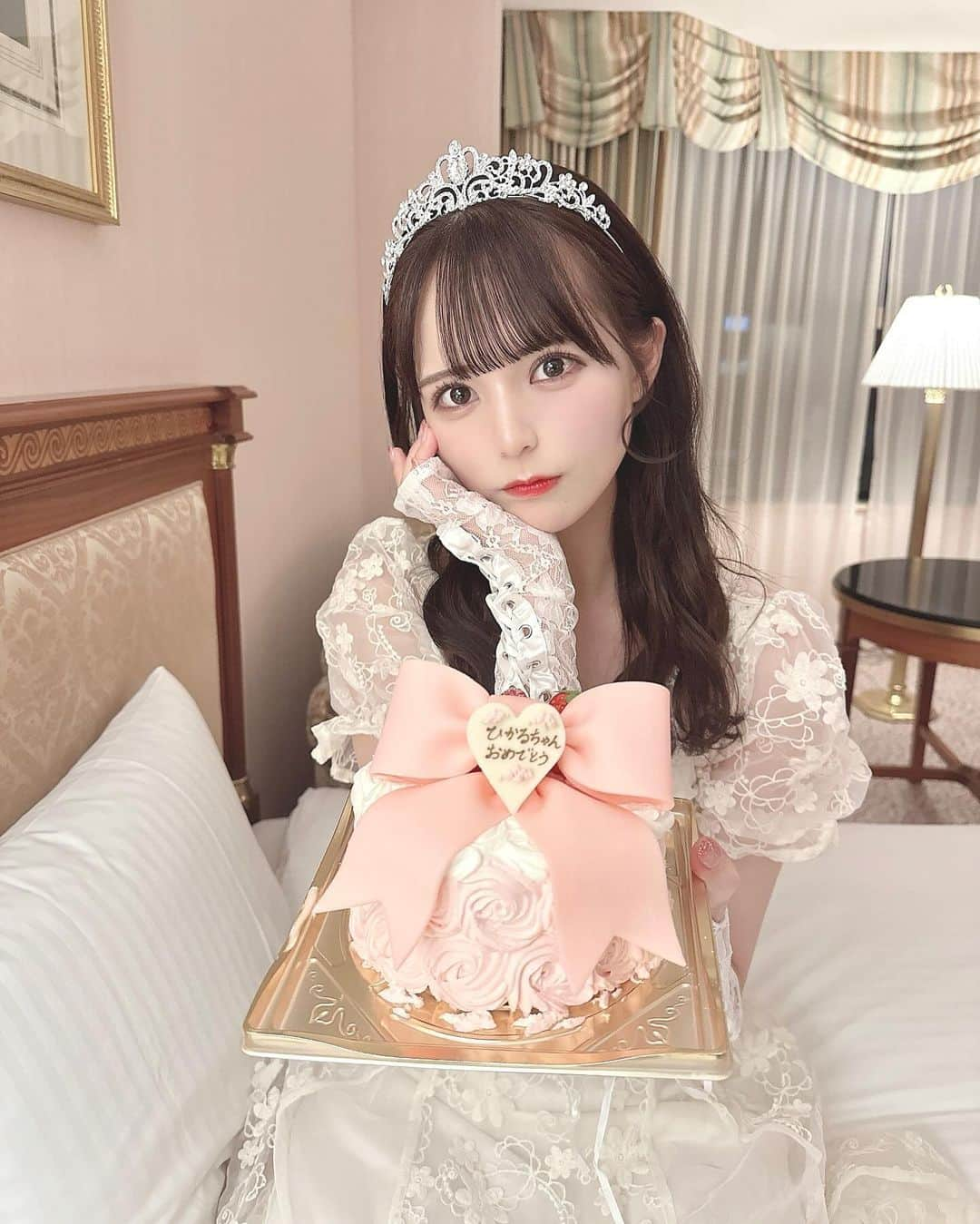 桜井ひかるさんのインスタグラム写真 - (桜井ひかるInstagram)「お誕生日🎂  今日でまた1つ歳を重ねました💭 いつもSNSを見てくれる方、 会いに来てくれる方、 応援してくれる方みんなのおかげで 毎日とっても楽しいです૮ . ̫ .｡ ა  明日は生誕祭…ドキドキ！ よろしくお願いします🙇‍♀️  #誕生日#生誕祭#リーガロイヤルホテル#誕生日プレゼント #誕生日ケーキ #誕生日プレート#birthday #birthdaygirl#誕生日会 #リーガロイヤルホテル東京」12月4日 23時42分 - hikarunroll_