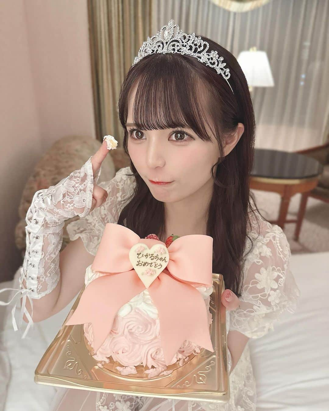 桜井ひかるさんのインスタグラム写真 - (桜井ひかるInstagram)「お誕生日🎂  今日でまた1つ歳を重ねました💭 いつもSNSを見てくれる方、 会いに来てくれる方、 応援してくれる方みんなのおかげで 毎日とっても楽しいです૮ . ̫ .｡ ა  明日は生誕祭…ドキドキ！ よろしくお願いします🙇‍♀️  #誕生日#生誕祭#リーガロイヤルホテル#誕生日プレゼント #誕生日ケーキ #誕生日プレート#birthday #birthdaygirl#誕生日会 #リーガロイヤルホテル東京」12月4日 23時42分 - hikarunroll_