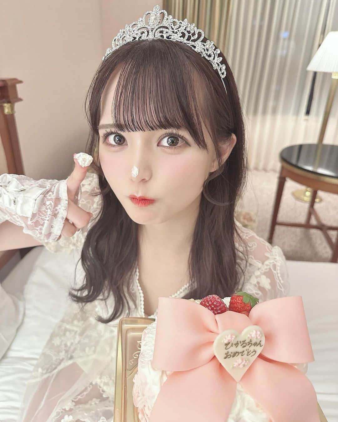 桜井ひかるのインスタグラム：「お誕生日🎂  今日でまた1つ歳を重ねました💭 いつもSNSを見てくれる方、 会いに来てくれる方、 応援してくれる方みんなのおかげで 毎日とっても楽しいです૮ . ̫ .｡ ა  明日は生誕祭…ドキドキ！ よろしくお願いします🙇‍♀️  #誕生日#生誕祭#リーガロイヤルホテル#誕生日プレゼント #誕生日ケーキ #誕生日プレート#birthday #birthdaygirl#誕生日会 #リーガロイヤルホテル東京」