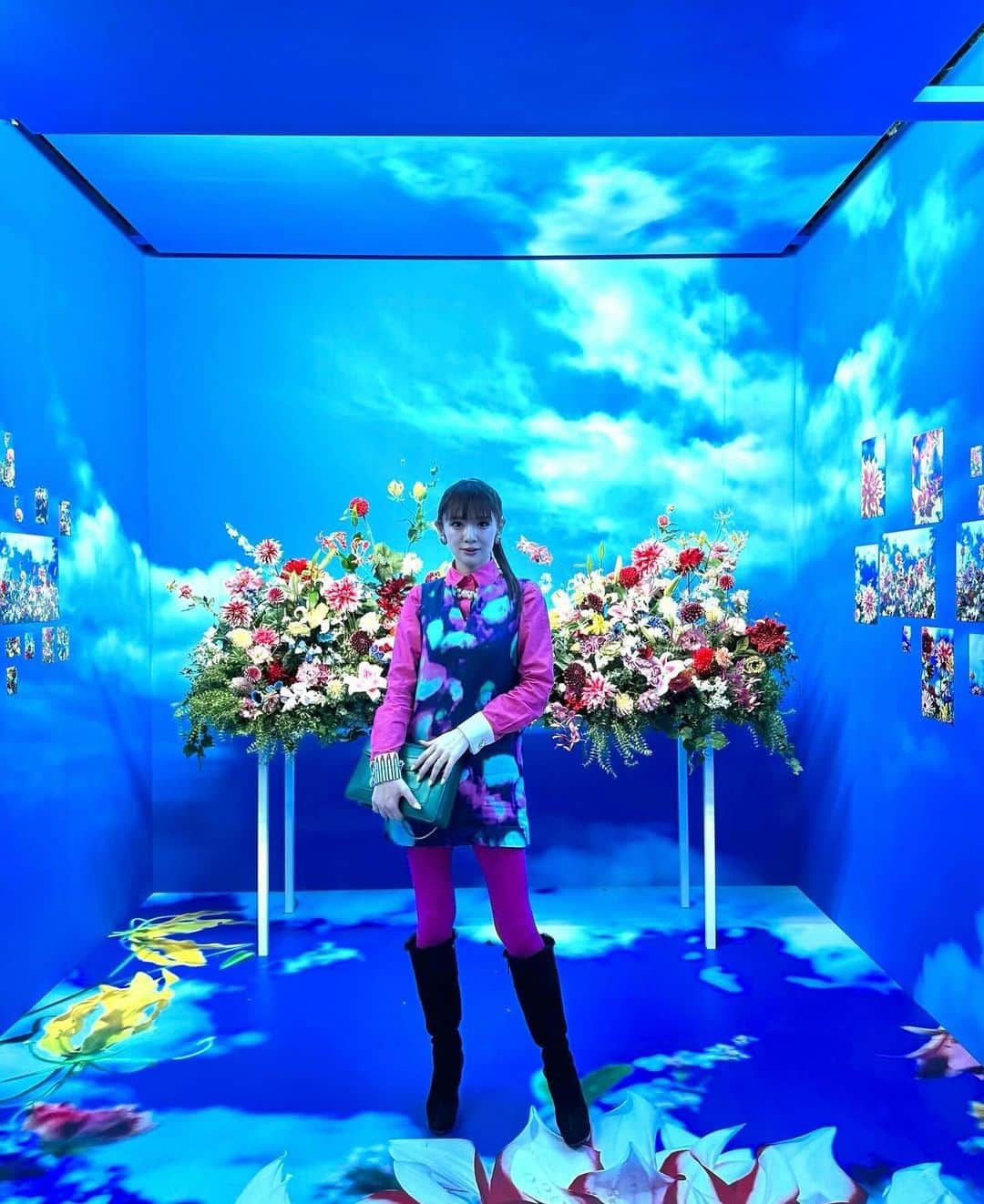 金山睦さんのインスタグラム写真 - (金山睦Instagram)「蜷川実花さん　@ninagawamika の過去最大の展示会に行ってきました🩷🌷  天国に来たかのような景色で、いつも見ている東京の景色がこんな風に見えるだなんて、蜷川さんは天国に行ったことがある方なのかな、なんて思うほど、息を呑む絶景でした✨✨  どの写真を載せようか迷ったので、この後もこの投稿続きます😌😊🌷   #蜷川実花展eim #百万色の桃源郷へ #TOKYONODE」12月4日 23時42分 - kanayama_chika