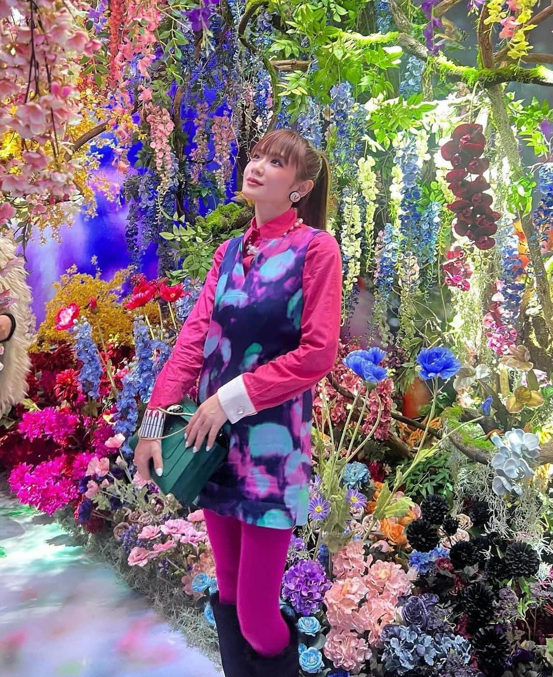 金山睦さんのインスタグラム写真 - (金山睦Instagram)「蜷川実花さん　@ninagawamika の過去最大の展示会に行ってきました🩷🌷  天国に来たかのような景色で、いつも見ている東京の景色がこんな風に見えるだなんて、蜷川さんは天国に行ったことがある方なのかな、なんて思うほど、息を呑む絶景でした✨✨  どの写真を載せようか迷ったので、この後もこの投稿続きます😌😊🌷   #蜷川実花展eim #百万色の桃源郷へ #TOKYONODE」12月4日 23時42分 - kanayama_chika