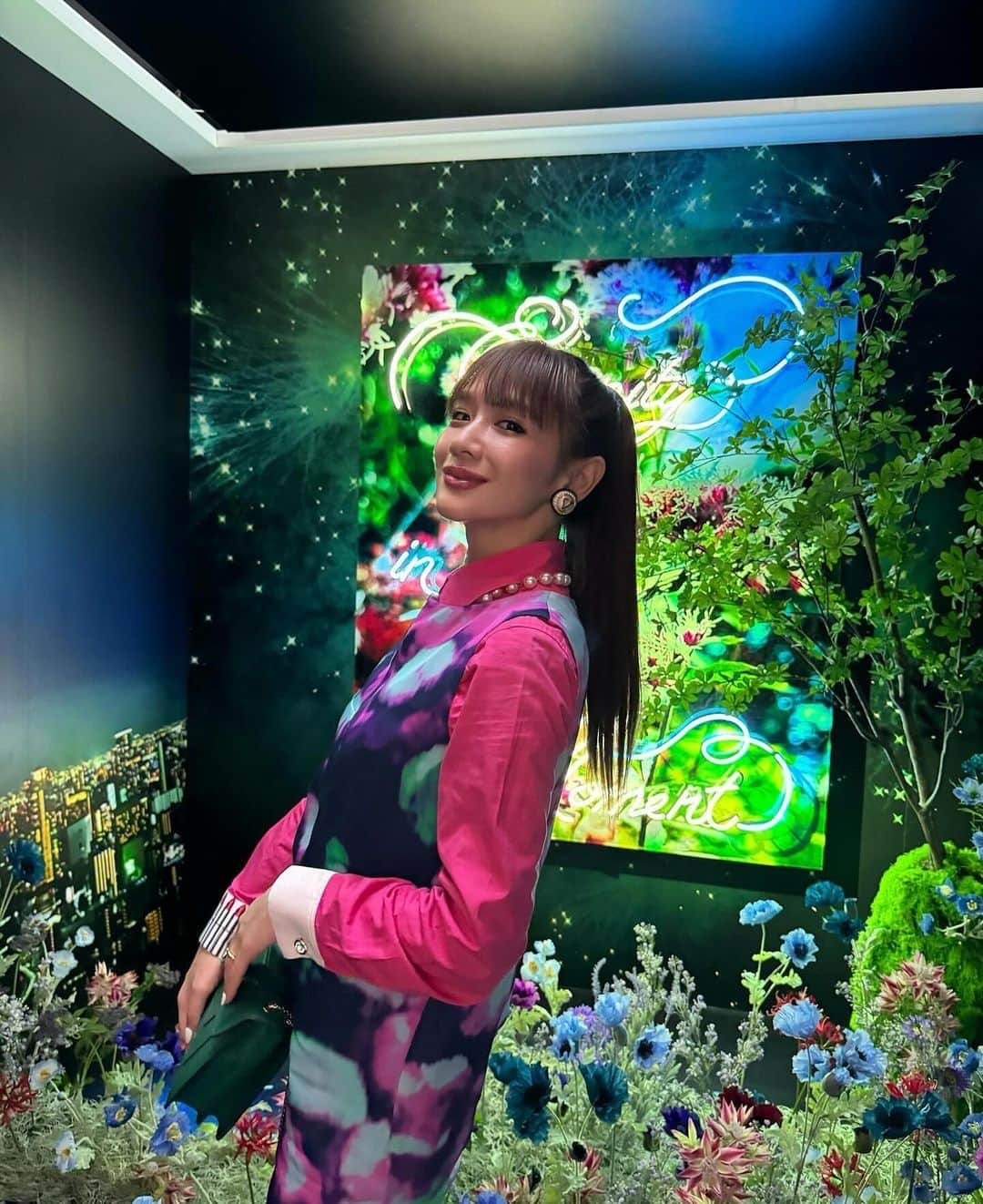 金山睦さんのインスタグラム写真 - (金山睦Instagram)「蜷川実花さん　@ninagawamika の過去最大の展示会に行ってきました🩷🌷  天国に来たかのような景色で、いつも見ている東京の景色がこんな風に見えるだなんて、蜷川さんは天国に行ったことがある方なのかな、なんて思うほど、息を呑む絶景でした✨✨  どの写真を載せようか迷ったので、この後もこの投稿続きます😌😊🌷   #蜷川実花展eim #百万色の桃源郷へ #TOKYONODE」12月4日 23時42分 - kanayama_chika