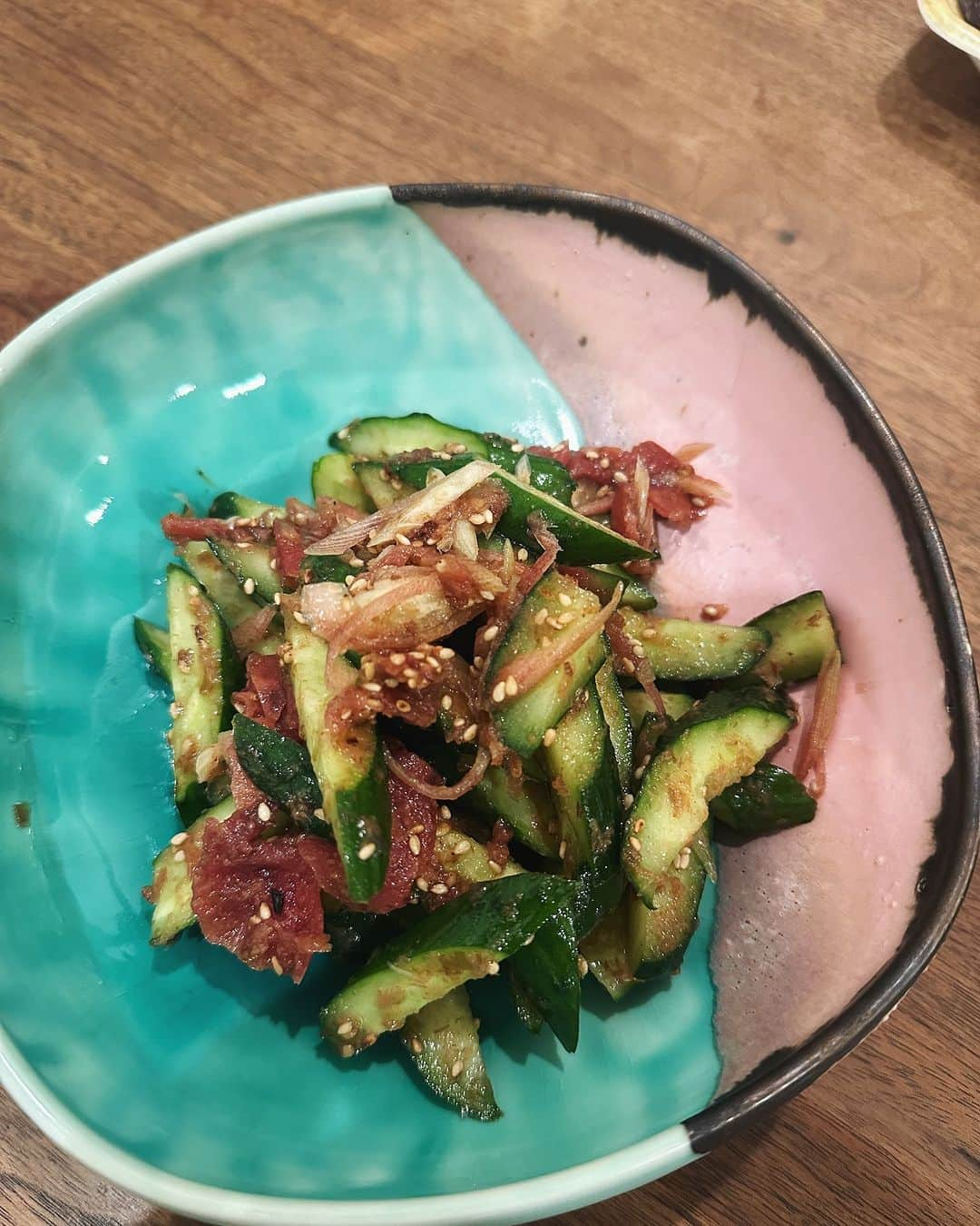 有末麻祐子のインスタグラム：「今日もお鍋でミヤネーって感じだったので 何か生野菜の一品をと、冷蔵庫の有り物で作ったこちらの一品が大正解だったので共有☑️  きゅうりと茗荷の梅おかか和え！ 塩揉みして、めんつゆと茅乃舎の煎り酒と胡麻油で揉み込むだけでめちゃウマ！めちゃ簡単😂 お酢を入れても良さそうだったかも！ 明日の副菜にどーぞ☺️ #麻祐子飯 器は #竹村良訓 さん」