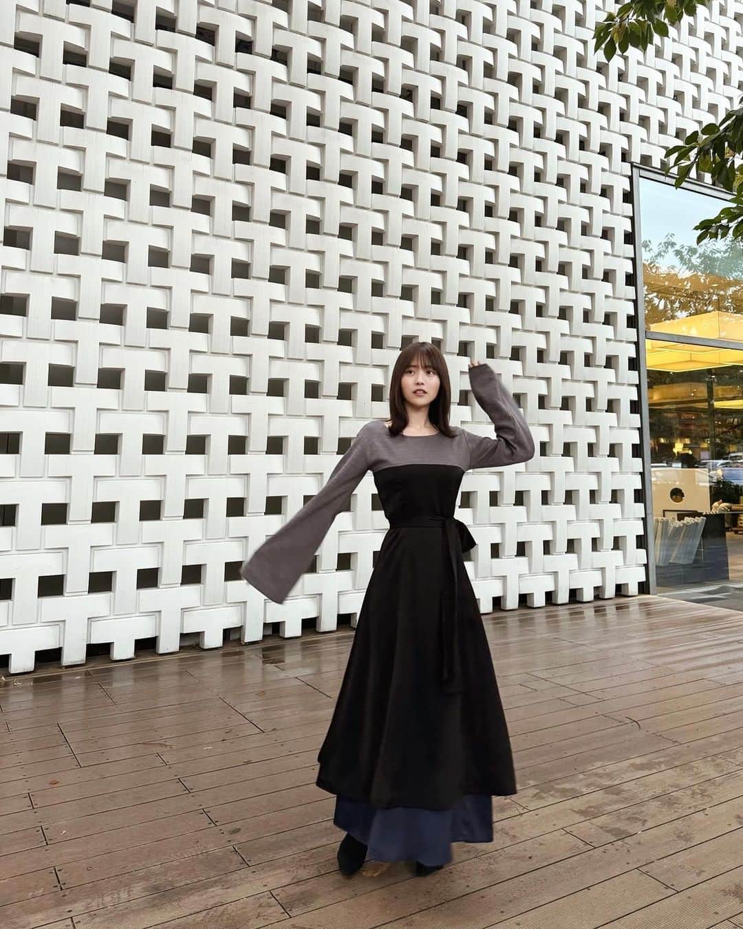 NittaSachikaのインスタグラム：「来週発売のワンピを一足早く、お気に入りのジャケットと合わせたよんっ。  袖にかけて、裾にかけて、フレアで上品に広がります🩶  こちらはsachatの中でも珍しくモード感があるカラーの合わせ🖤  他の2色もすごく好き💙」