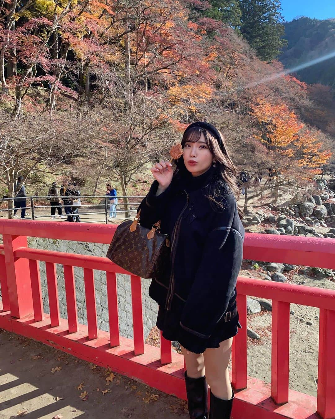 斉藤めぐさんのインスタグラム写真 - (斉藤めぐInstagram)「. . ずっと行ってみたかった、人生初の香嵐渓🍁 ちょい枯れ気味だったけど、きれいだった😌 来年はライトアップも見に行きたいな〜！ 何個か写真あるからまた載せるね！ . #香嵐渓 #もみじまつり #紅葉スポット」12月4日 23時55分 - megusaitou