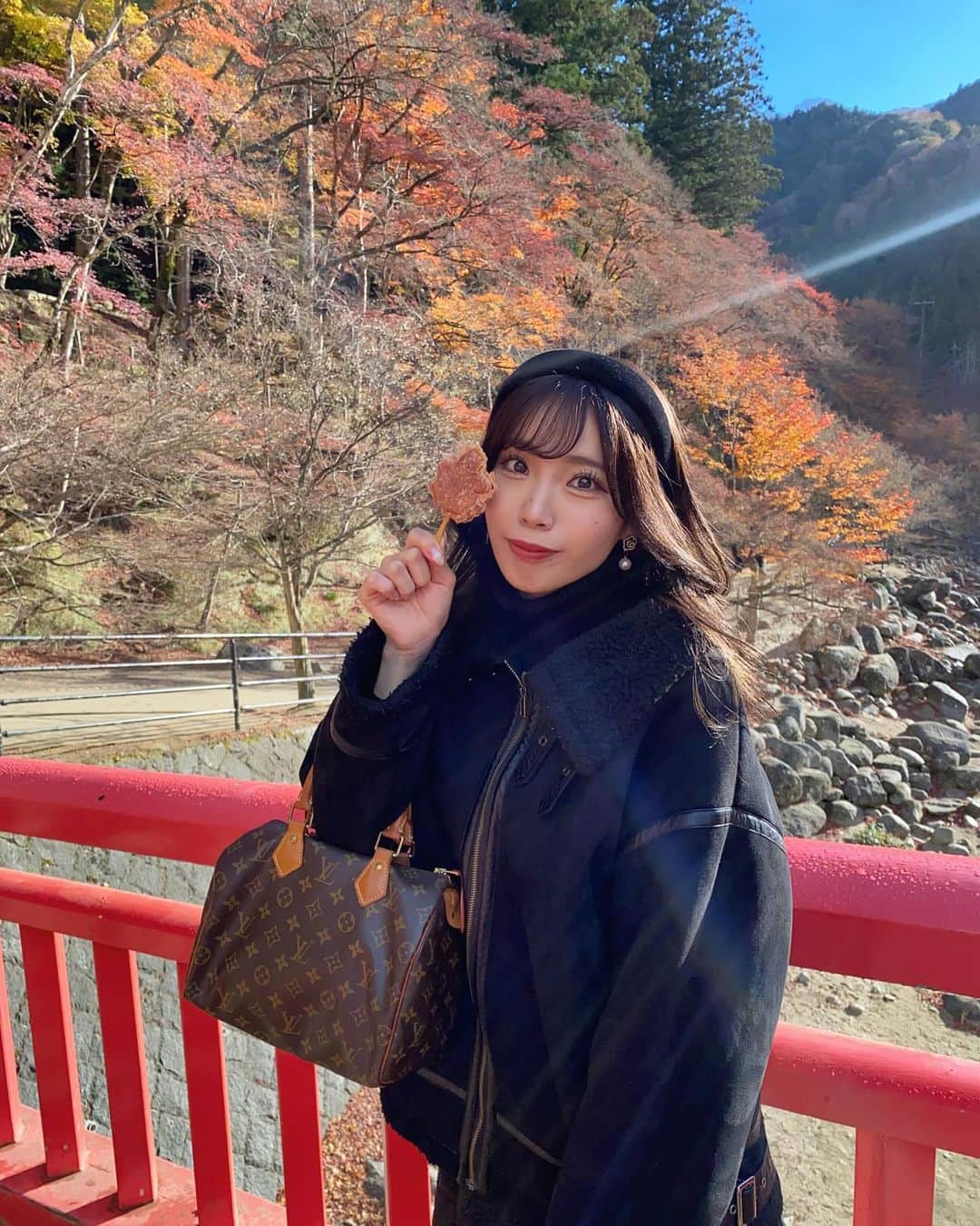 斉藤めぐさんのインスタグラム写真 - (斉藤めぐInstagram)「. . ずっと行ってみたかった、人生初の香嵐渓🍁 ちょい枯れ気味だったけど、きれいだった😌 来年はライトアップも見に行きたいな〜！ 何個か写真あるからまた載せるね！ . #香嵐渓 #もみじまつり #紅葉スポット」12月4日 23時55分 - megusaitou