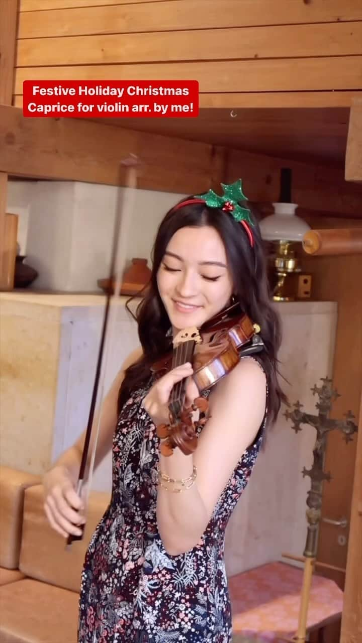 澄那シュトゥーダーのインスタグラム：「Should I release the sheet music? Comment below what you think and stay tuned... 🤫  This is a little Holiday Caprice I arranged myself 2 years ago! 👉🏻 @suminastuder   #violin #classicalmusic #violinmusic #violincover #classicalmusiccover #violinistsofinstagram」