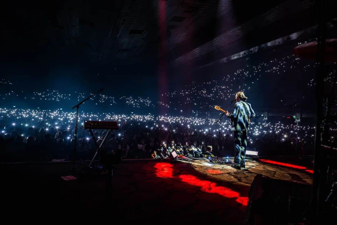 ホージアさんのインスタグラム写真 - (ホージアInstagram)「That was a very fun time Vienna, thank you for being so sweet and giving us all such a lift last night. Much love 🖤  📷 @RuthlessImagery」12月5日 0時06分 - hozier