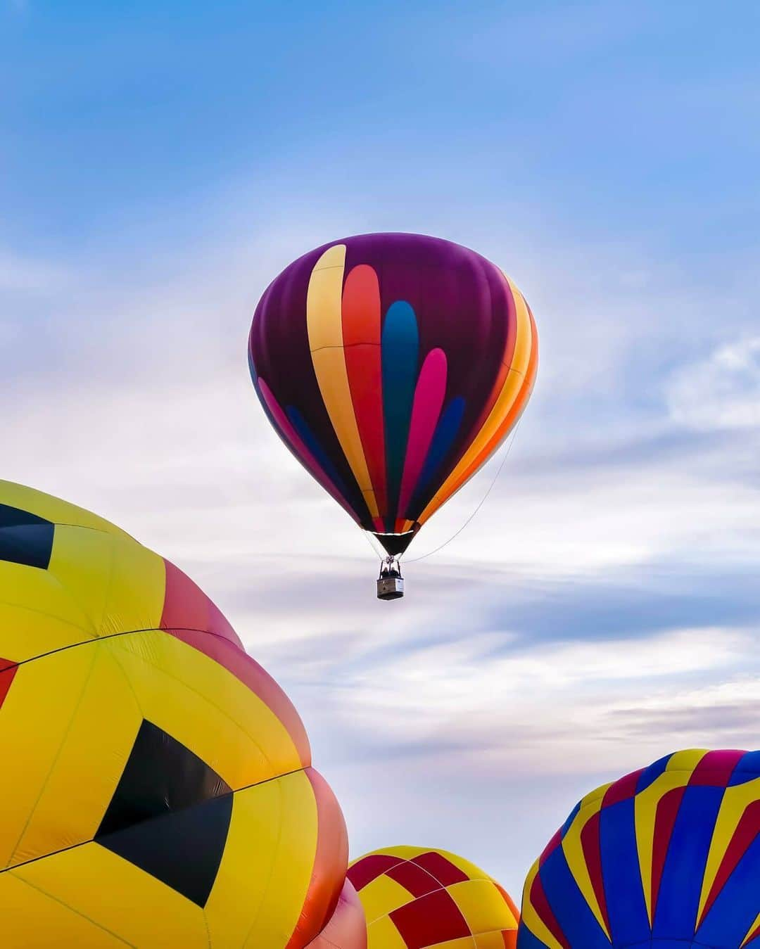 ライカのインスタグラム：「Up, up, and away!  A sky canvas painted with violet, yellow, and blue. Can you catch the rhythm of colours?  📷:@alexbitiukov with Leica SL2 #LeicaCamera #Leica #🔴📷」