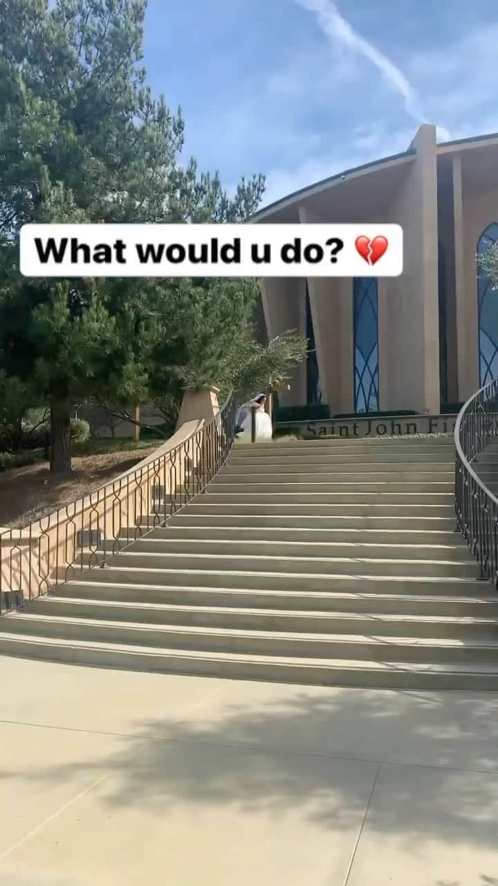 WEDDING APPARELのインスタグラム：「Not what would you do, but what do you think was the reason?😬🤔 #Wedding #weddingday #weddingfail #Bride #briderunaway  DM for credits/removal」