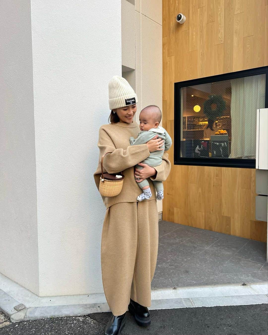 Risako Yamamotoさんのインスタグラム写真 - (Risako YamamotoInstagram)「今日は息子も私もニットのセットアップ♡ リンクコーデで嬉しい♡  大好きなおばさんのお誕生日だったので僕ちんもお祝いに駆けつけました👶🏼🎂  私のニットは @rosy_monster の新作、息子は @bonpoint 🍒  #ootd #fashion #coordinate #rosymonster #bonpoint #赤ちゃんコーデ #babyfashion #babyboy #mamalife #ママライフ #男の子ママ」12月5日 0時02分 - risako_yamamoto