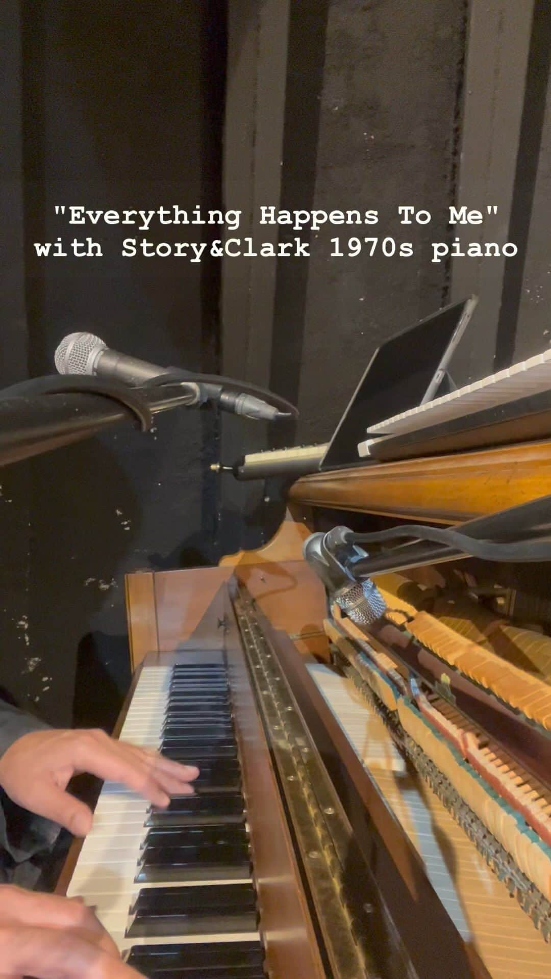 SWING-O a.k.a. 45のインスタグラム：「"Everything Happens To Me" with Story&Clark 1970s US piano  状態はアレだけど味のある1970年代アメリカのピアノを蓋を空けて弾いてみた。このハンマーの動きがいいよねぇ、、、弾いてて科学の実験のように見えてくる👀笑  あ、これは千葉は稲毛の @apollo_inage のピアノです🎹」