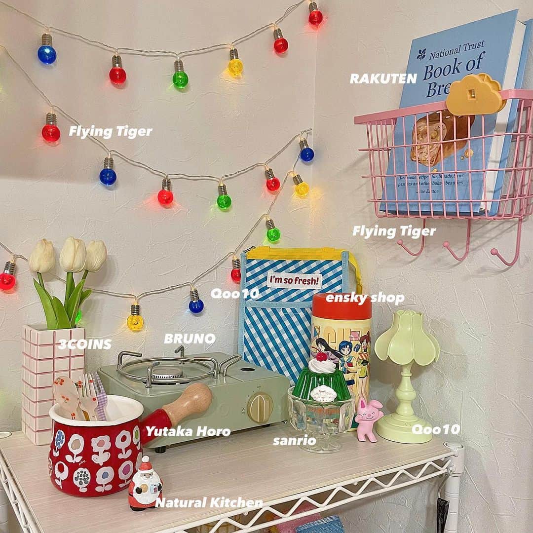やまももさんのインスタグラム写真 - (やまももInstagram)「︎︎︎︎☑︎ Kitchen... ⁡ ⁡ ⁡ かわいいもの集めがやめられない止まらない ⁡ ⁡ ⁡ キッチンの横のスペースをときめき空間に🫢💭 ⁡ 見てるだけでテンションあがる( ^＿^ )✩ ⁡ 色ものを取り入れたポップな空間がマイブームでいろいろたくさん飾っちゃうんやけどそれで自分の気持ちがあがるなら最高やんね✌🏻 ⁡ ⁡ 寝室の雰囲気もガラリと変えたいなって思ってる趣味模様替え女ですどうも👨🏻‍🍳 ⁡ ⁡ ちなみにセーラームーンのやつはエンスカイから出てたペットボトルホルダーです！ペットボトルホルダーで検索かけたら出てくるはず…！レトロで可愛くて使えずずっと飾ってる😂😂本当にかわええ〜〜〜 ⁡ ⁡ #一人暮らし #一人暮らし部屋 #キッチン #ポップインテリア #フライングタイガー #好きなものに囲まれた暮らし #myroom #popinterior #retro #kawaiicollection #flyingtiger #kitchen ⁡ ⁡」12月5日 0時04分 - yamamomoda4